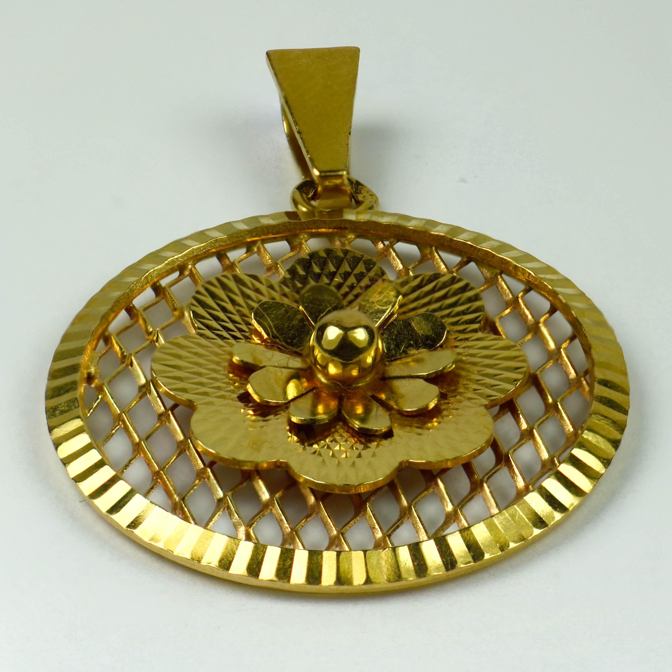 Vintage French 18 Karat Yellow Gold Filigree Flower Rosette Charm Pendant In Good Condition In London, GB
