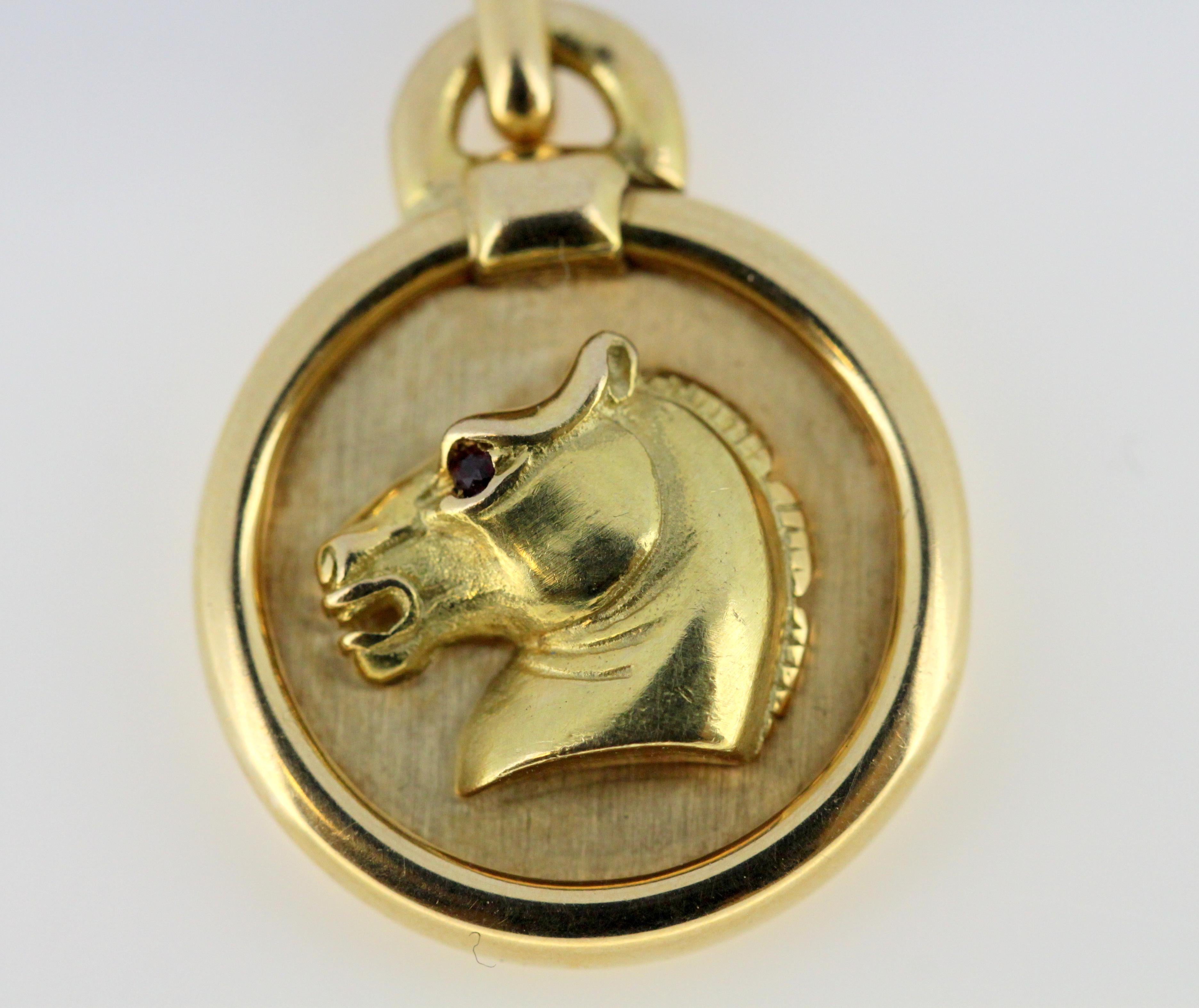 Vintage French 18k yellow gold horse pendant with ruby 
Made in France 1950's 
Fully hallmarked 18k gold. 

Dimensions - 
Size : 2.8 x 1.9 x 0.4 cm 
Weight : 6 grams 

Ruby - 
Cut: Round 
Size: 0.01 ct 
Treatment: Natural 

Condition: Pendant is