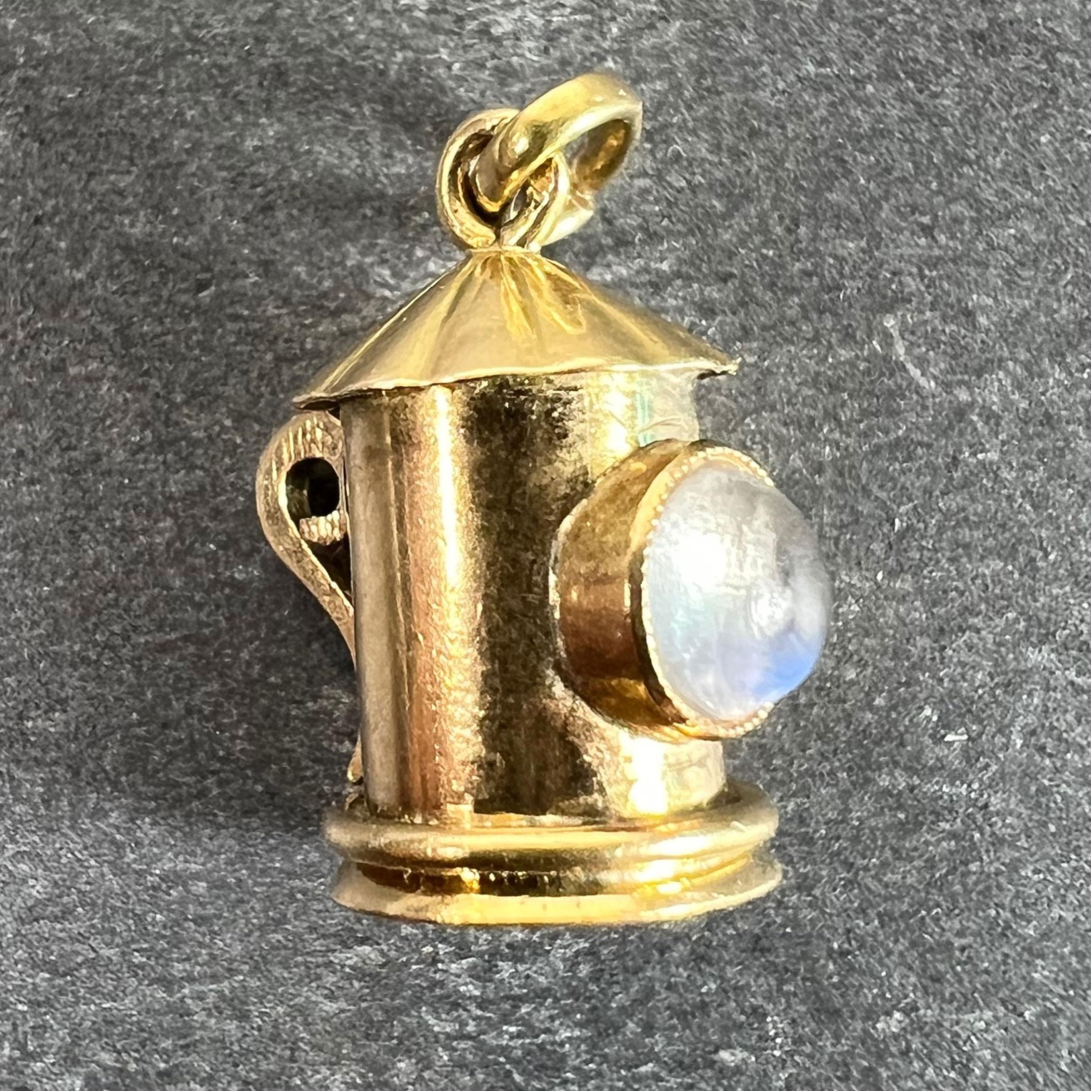 Ein französischer 18-karätiger Gelbgoldanhänger in Form einer Sturmlaterne mit einer farblosen Bergkristallkugel in einem goldenen Drahtkäfig. Gestempelt mit der Adlerkopfmarke für 18 Karat Gold und französische Herstellung.

Abmessungen: 1,5 x 1,3