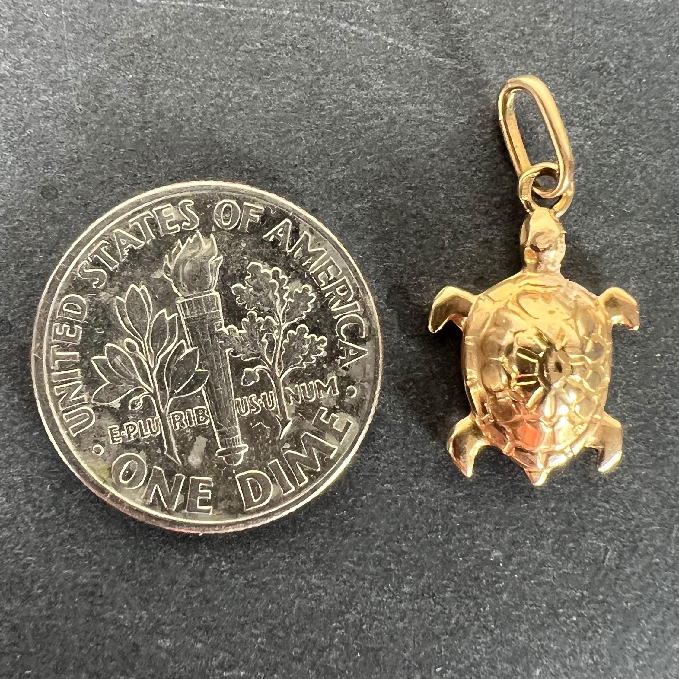 Ciondolo francese d'epoca in oro giallo 18 carati con tartaruga e charme in vendita 6