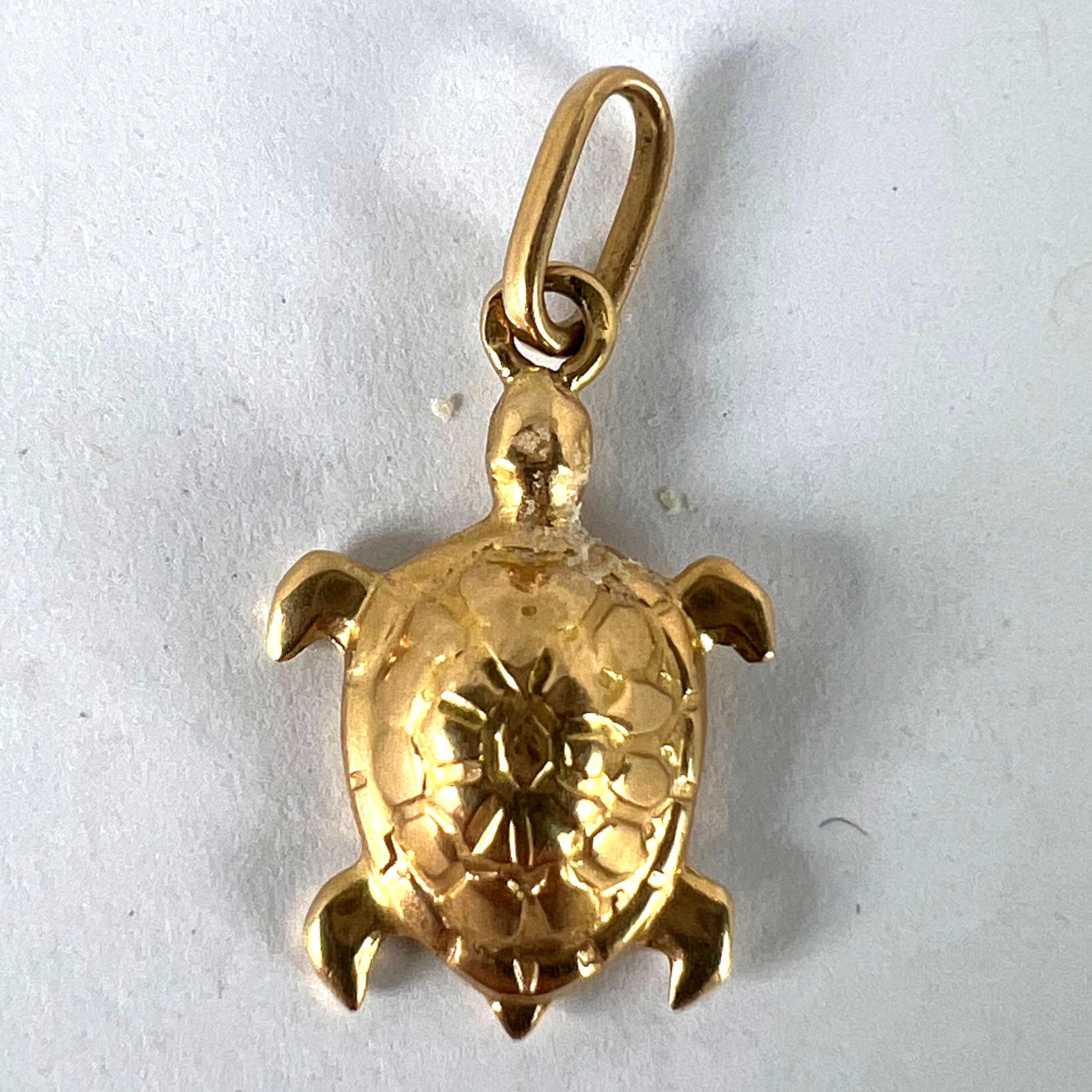 Ciondolo francese d'epoca in oro giallo 18 carati con tartaruga e charme in vendita 7