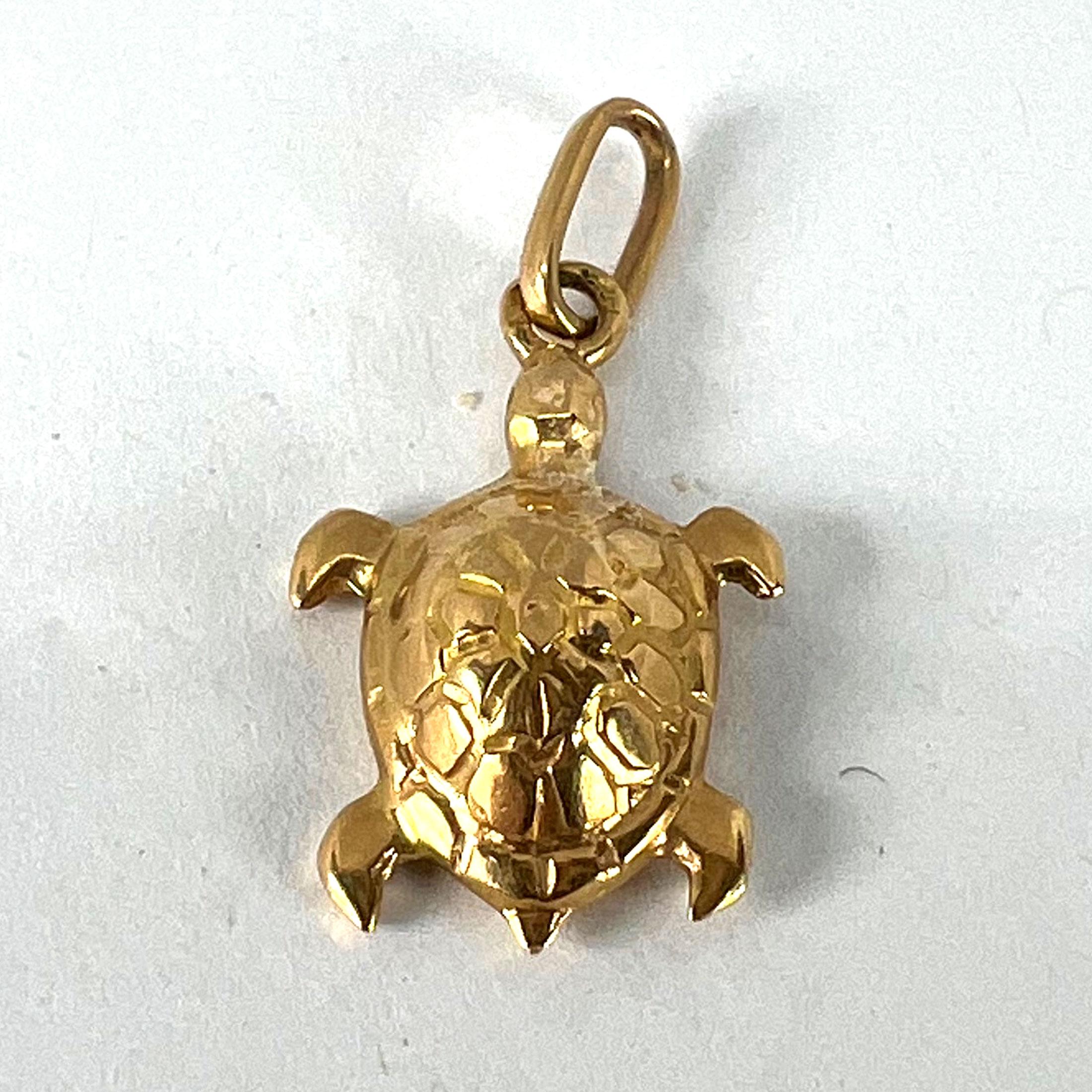 Ciondolo francese d'epoca in oro giallo 18 carati con tartaruga e charme in vendita 8