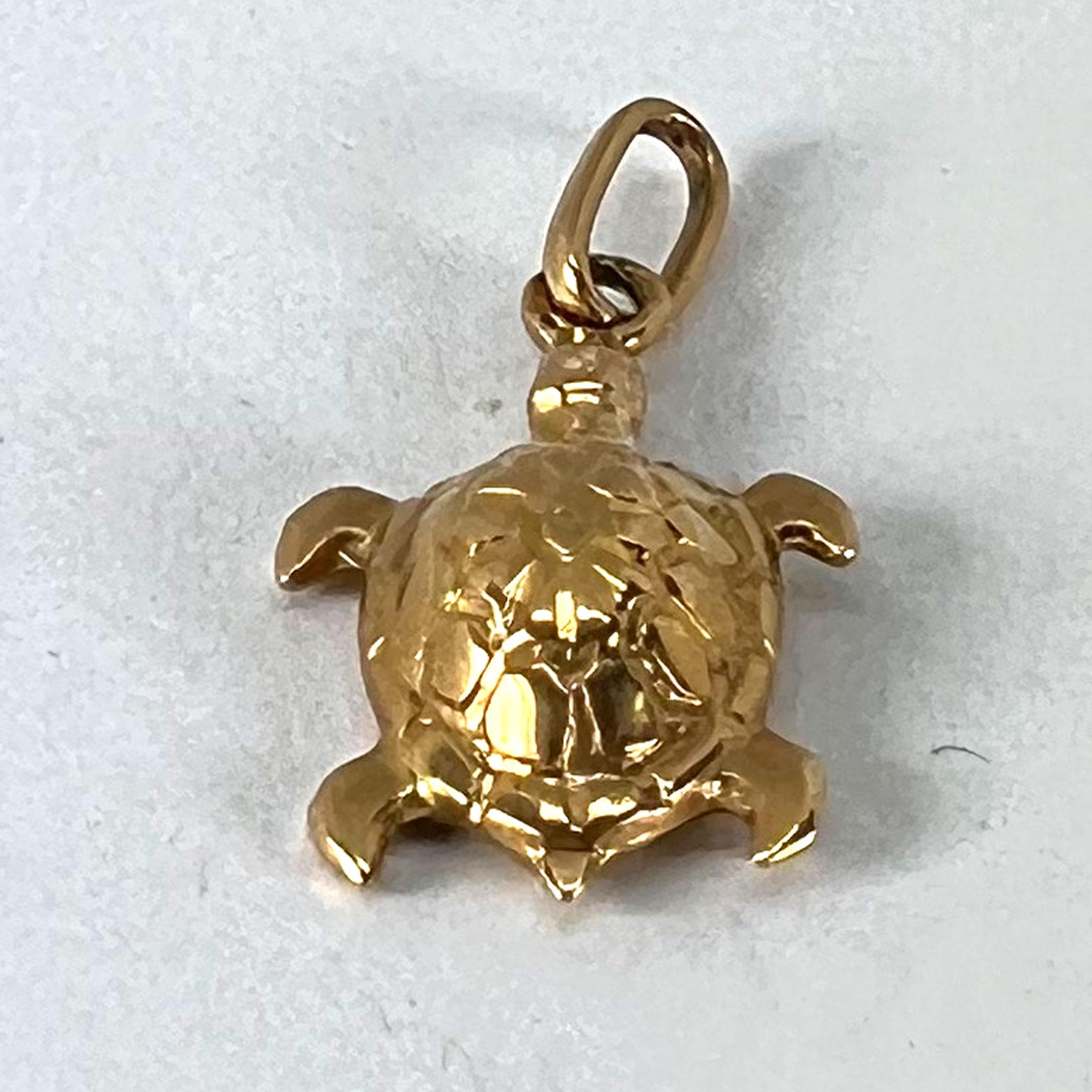 Ciondolo francese d'epoca in oro giallo 18 carati con tartaruga e charme in vendita 9