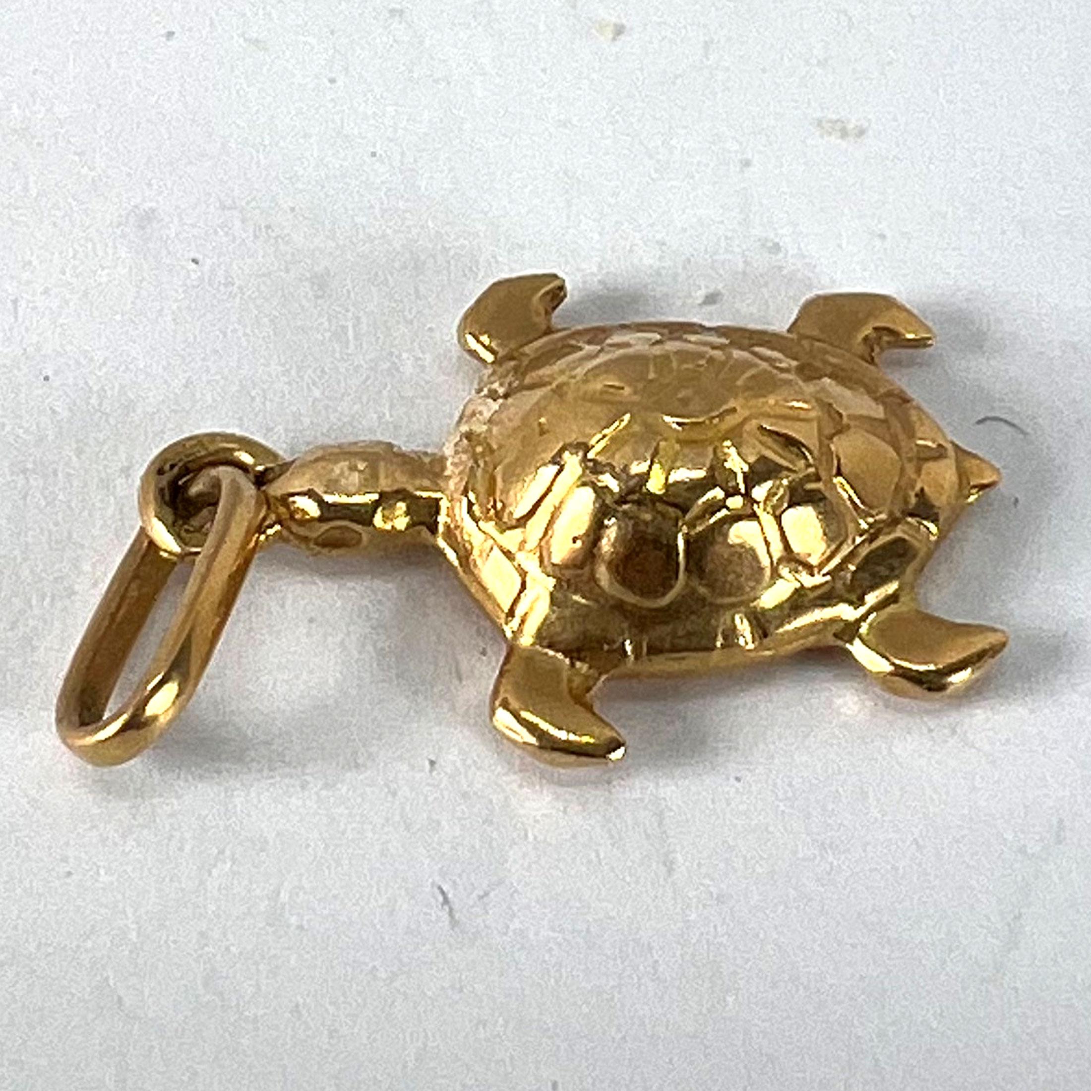 Ciondolo francese d'epoca in oro giallo 18 carati con tartaruga e charme in vendita 10