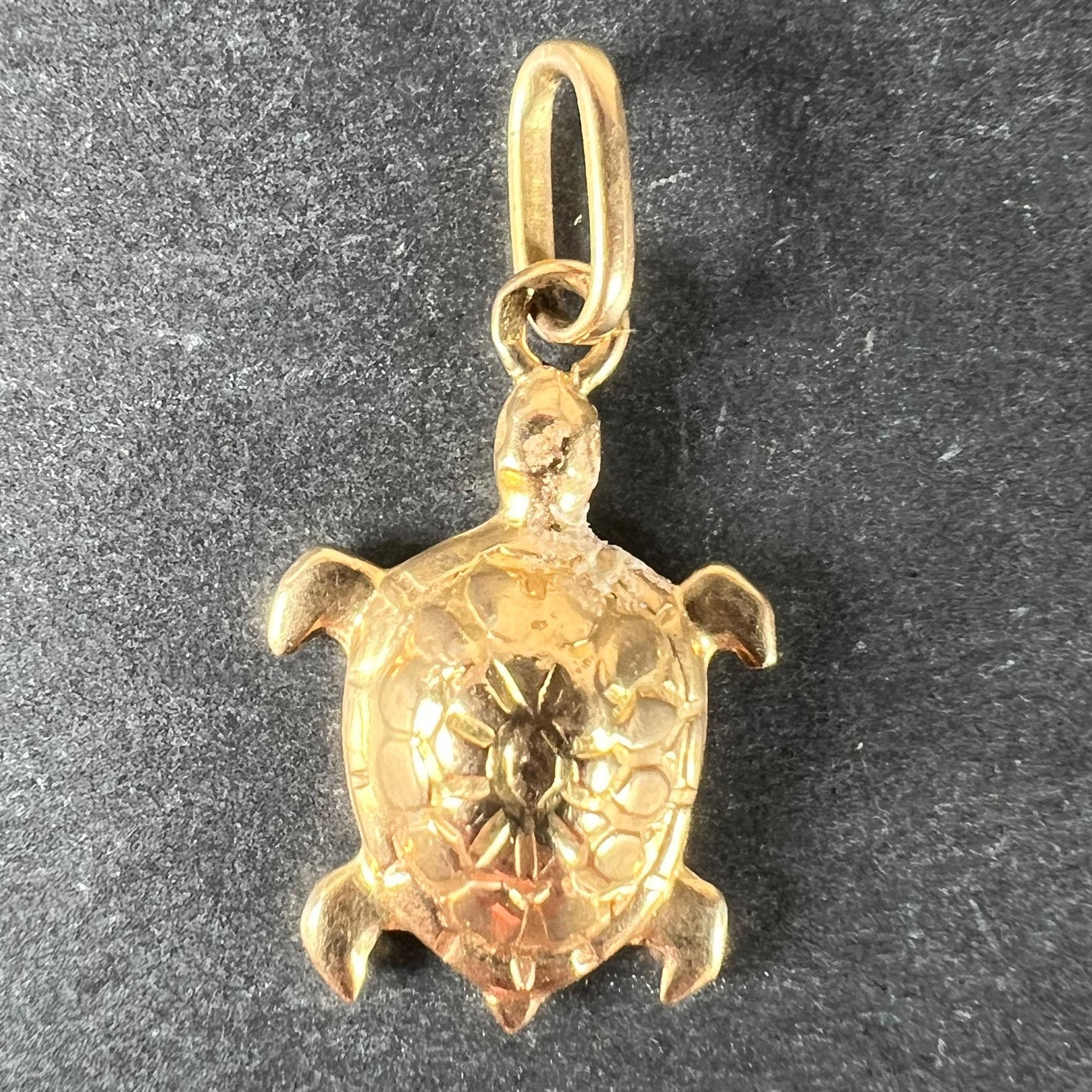 Ciondolo charme d'epoca in oro giallo 18 carati (18K) francese a forma di tartaruga. Timbrato con il marchio a testa d'aquila per l'oro a 18 carati e la manifattura francese, oltre a un marchio del fabbricante sconosciuto.

Dimensioni: 1,6 x 1,1 x
