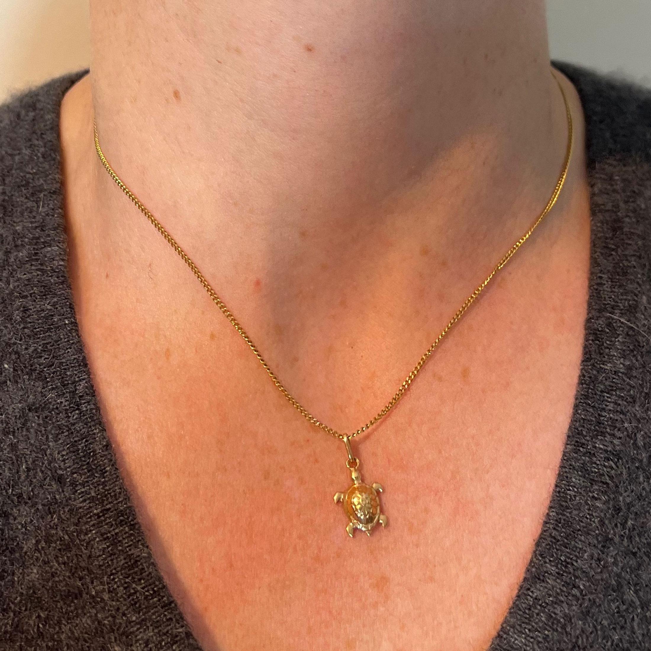da uomo o donna Ciondolo francese d'epoca in oro giallo 18 carati con tartaruga e charme in vendita