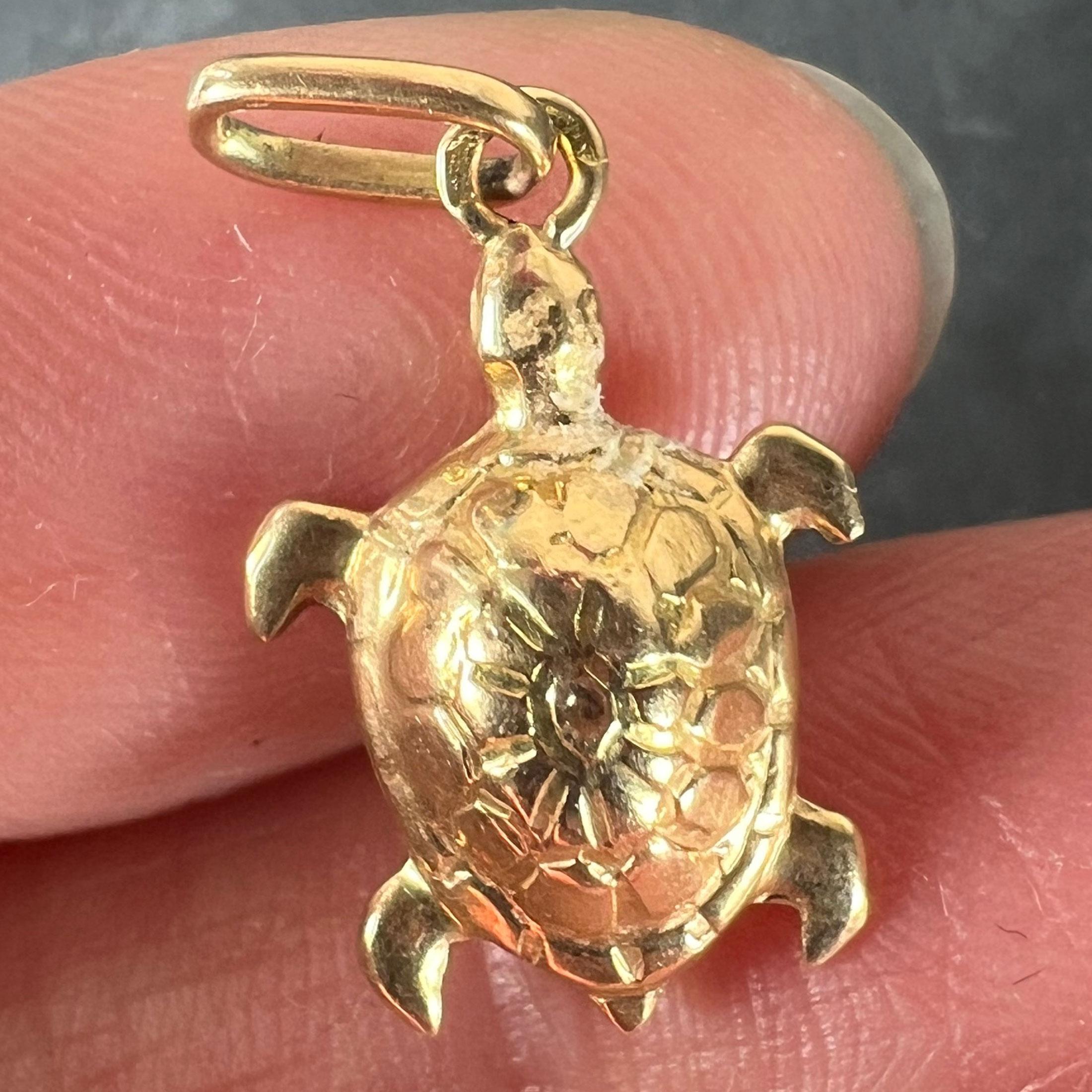 Ciondolo francese d'epoca in oro giallo 18 carati con tartaruga e charme in vendita 1