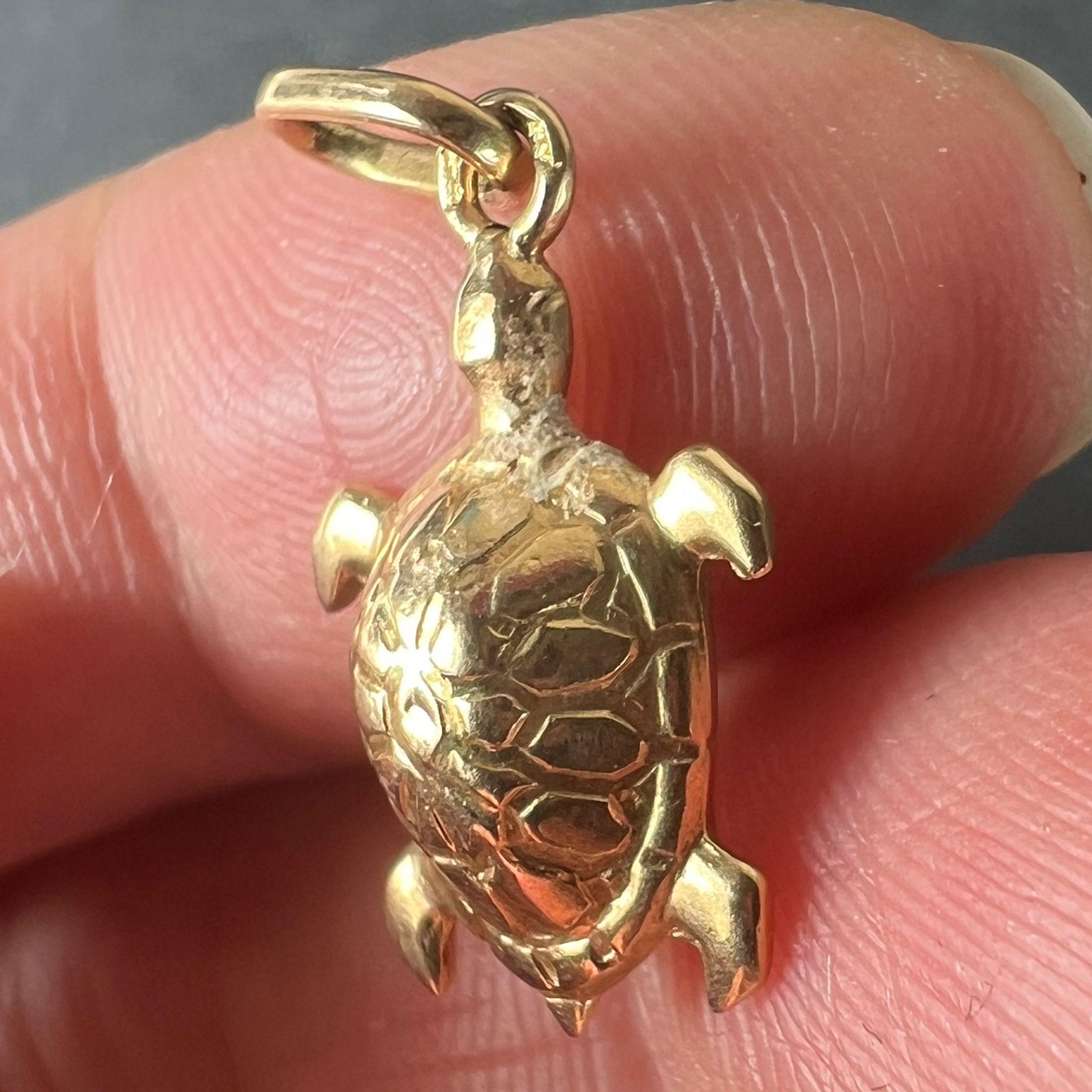 Ciondolo francese d'epoca in oro giallo 18 carati con tartaruga e charme in vendita 2
