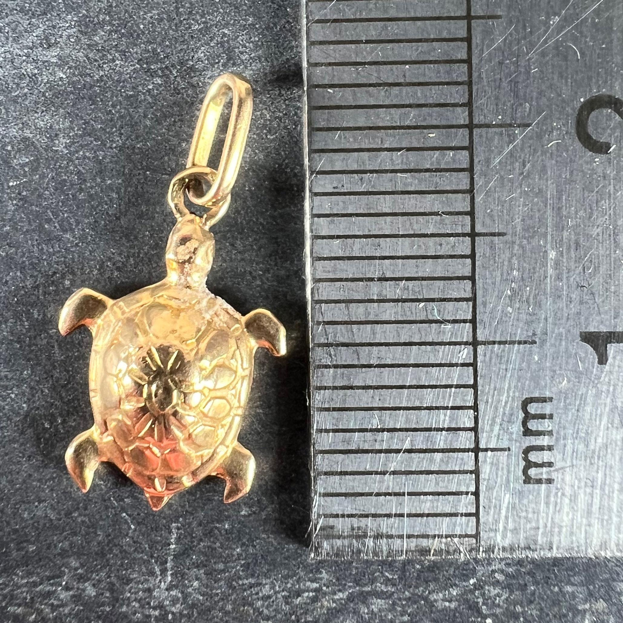 Ciondolo francese d'epoca in oro giallo 18 carati con tartaruga e charme in vendita 5
