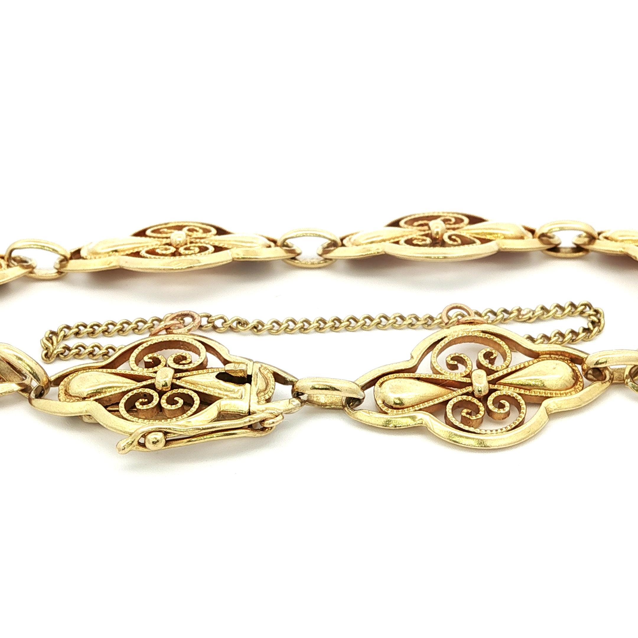 Bracciale d'epoca francese in oro giallo 18 carati con lavorazione floreale a mano unica A Link in vendita 2