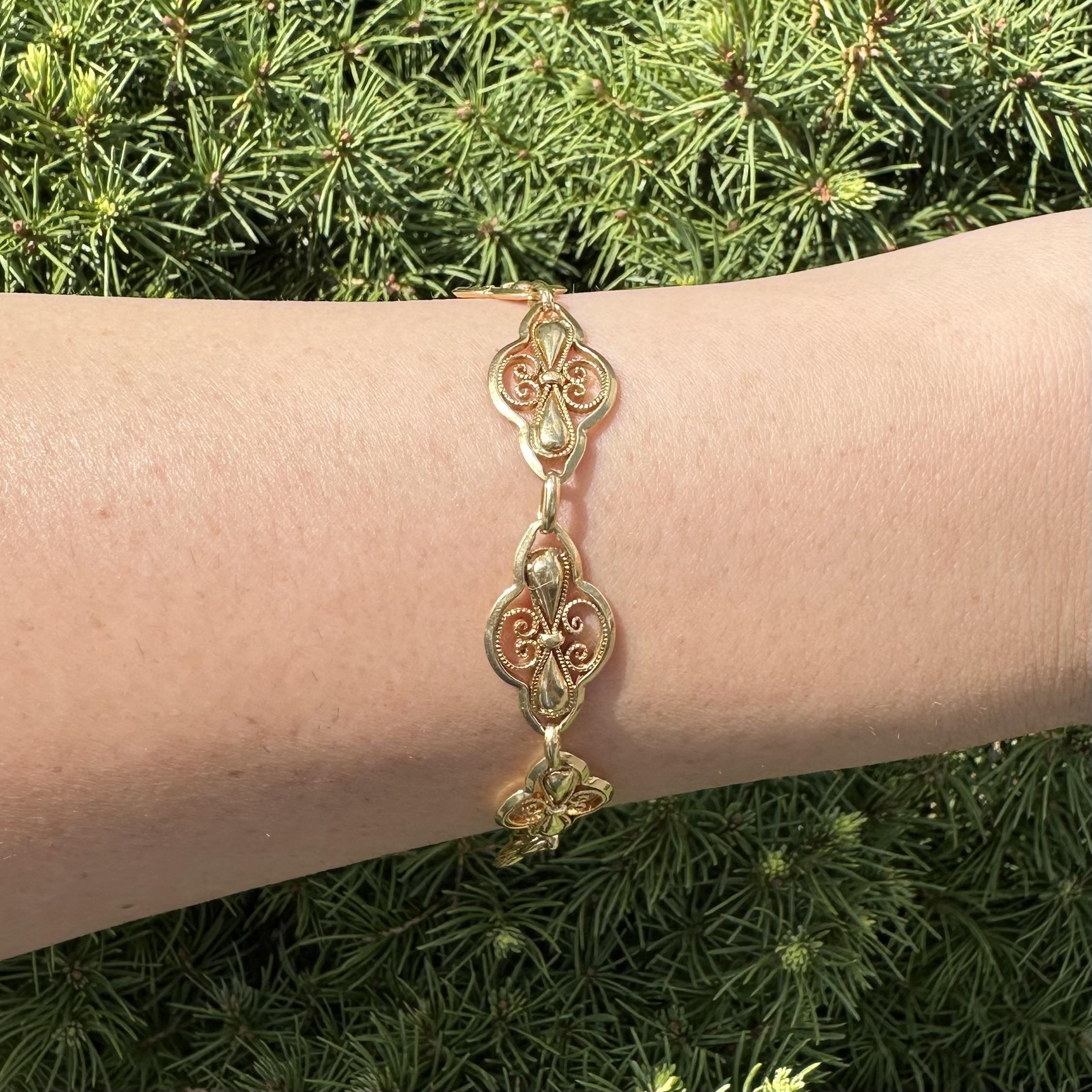 Bracciale d'epoca francese in oro giallo 18 carati con lavorazione floreale a mano unica A Link in vendita 5
