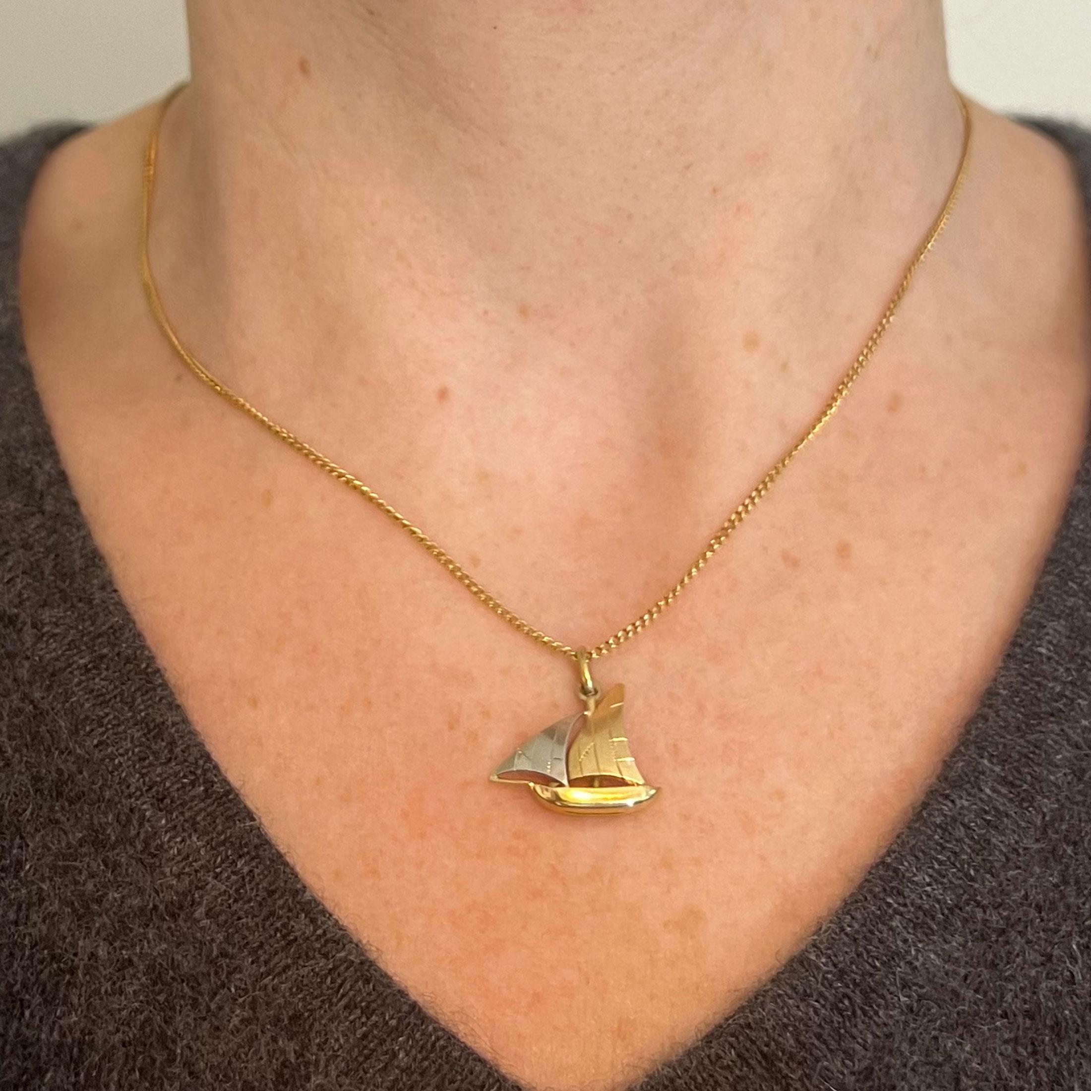 Vintage Französisch 18K Gelb Weißgold Segeln Yacht Boot Charm Anhänger für Damen oder Herren im Angebot