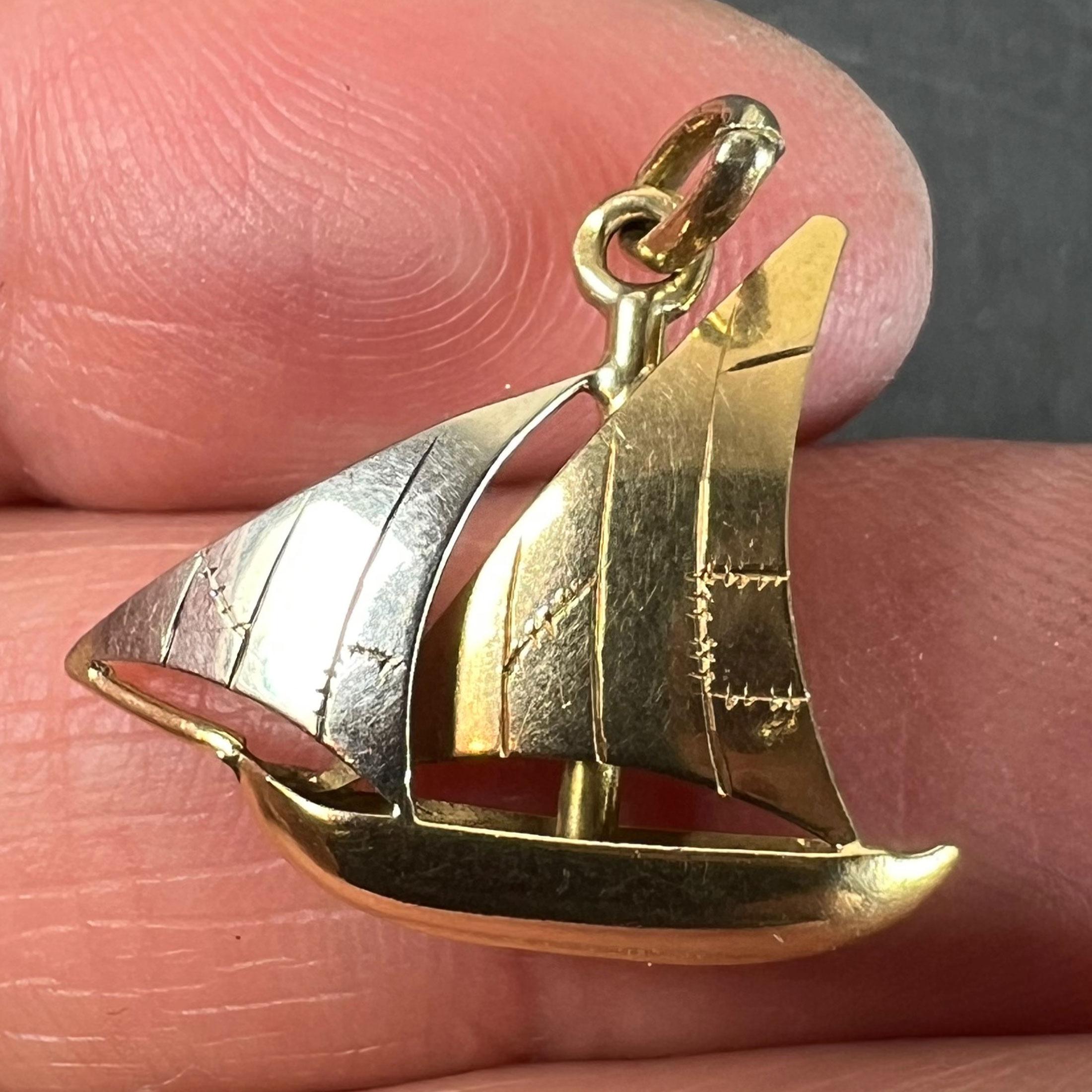Vintage Französisch 18K Gelb Weißgold Segeln Yacht Boot Charm Anhänger im Angebot 1