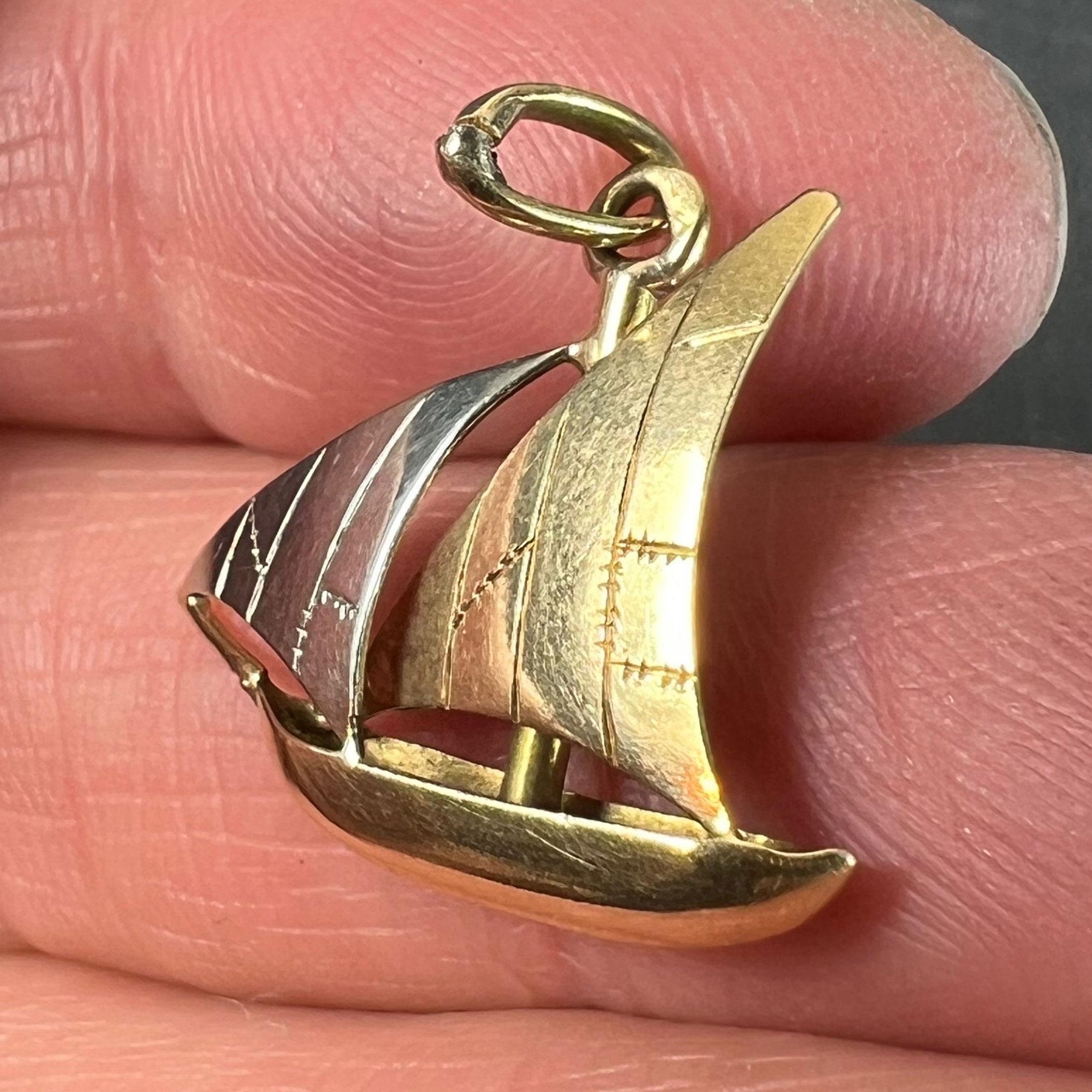 Vintage Französisch 18K Gelb Weißgold Segeln Yacht Boot Charm Anhänger im Angebot 2
