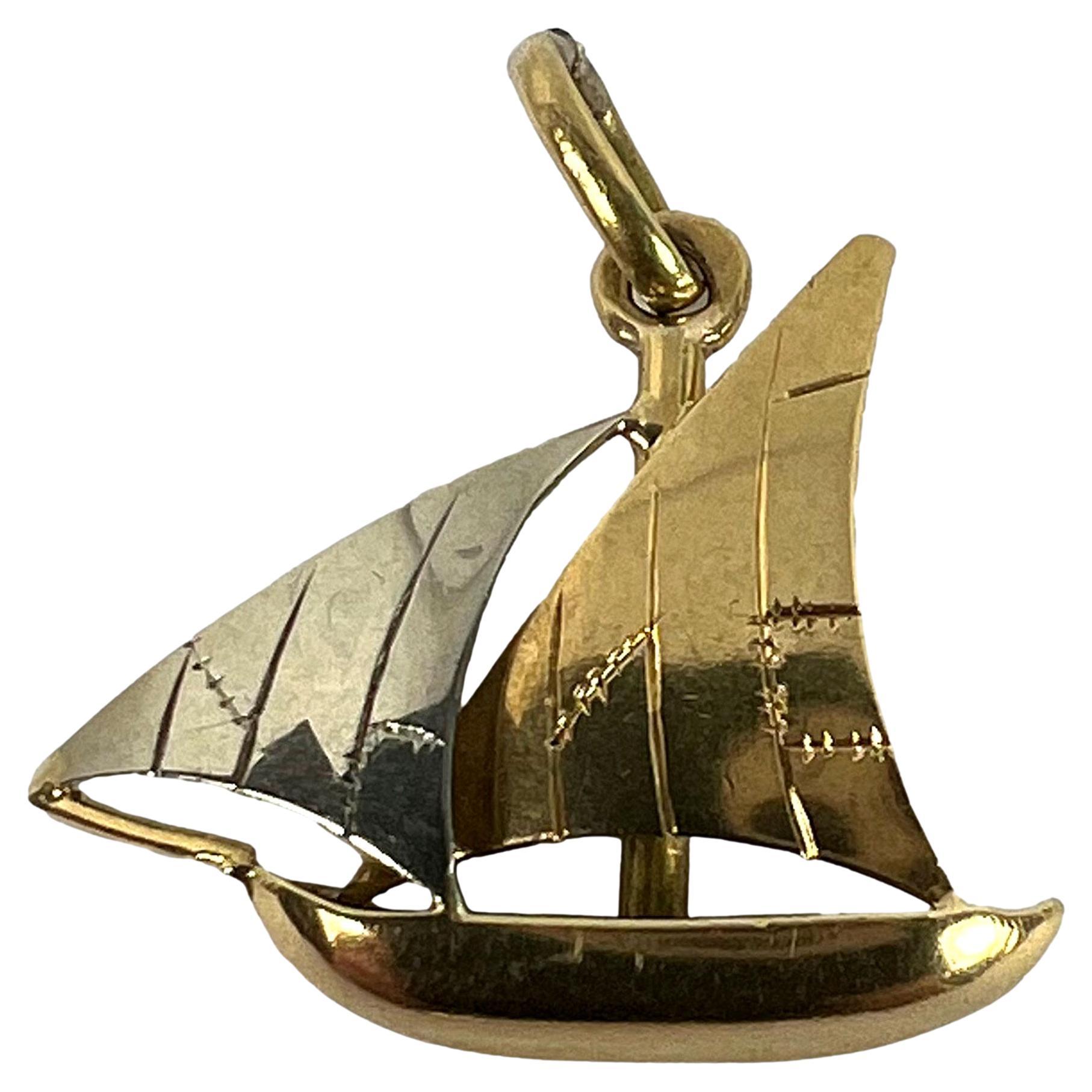 Vintage Französisch 18K Gelb Weißgold Segeln Yacht Boot Charm Anhänger im Angebot