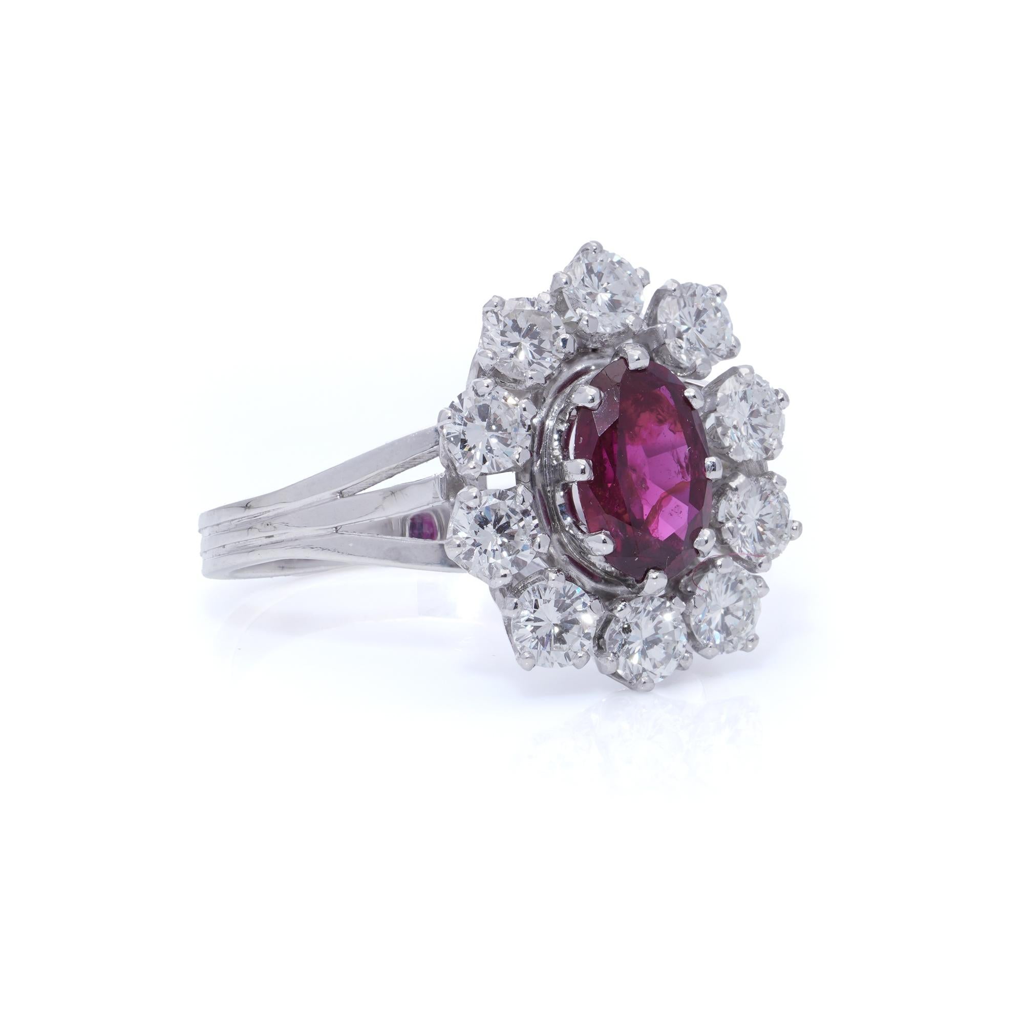 Taglio ovale Vintage francese in oro 18kt 0,65 ct. Anello con cluster di rubini e diamanti in vendita