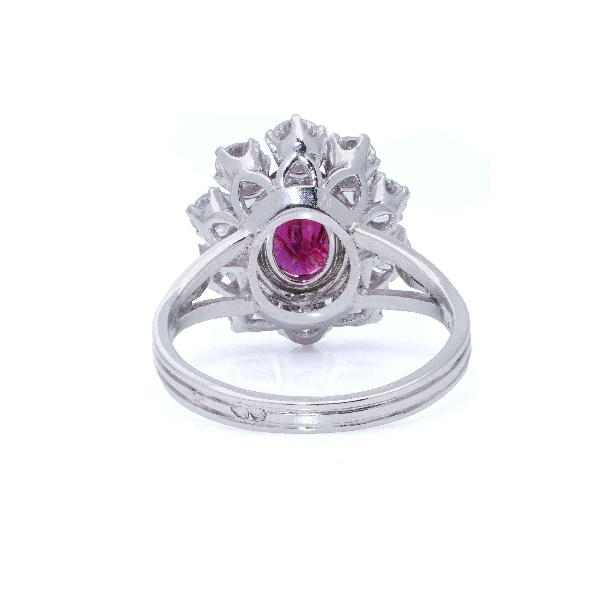 Vintage francese in oro 18kt 0,65 ct. Anello con cluster di rubini e diamanti In condizioni ottime in vendita a Braintree, GB