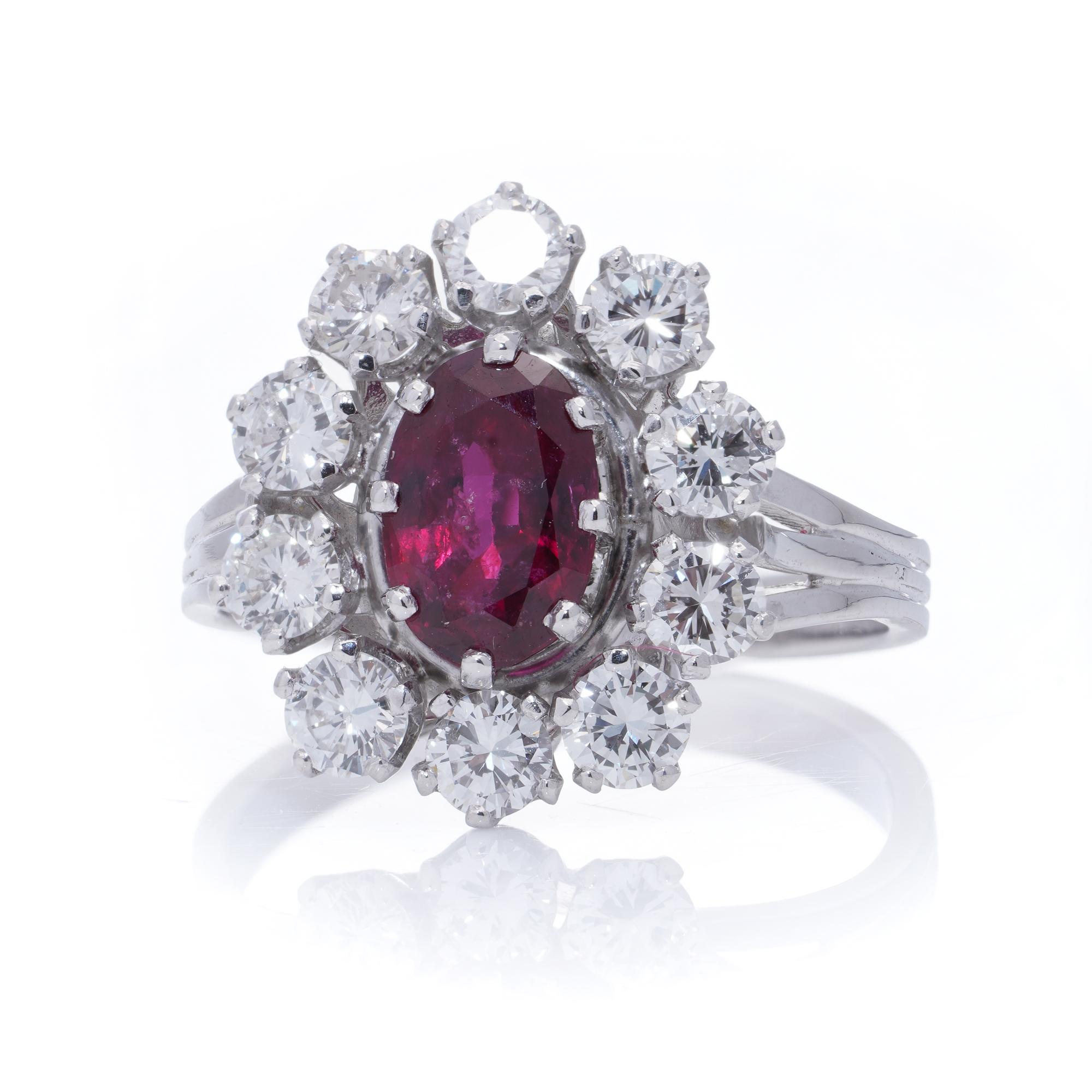 Donna Vintage francese in oro 18kt 0,65 ct. Anello con cluster di rubini e diamanti in vendita