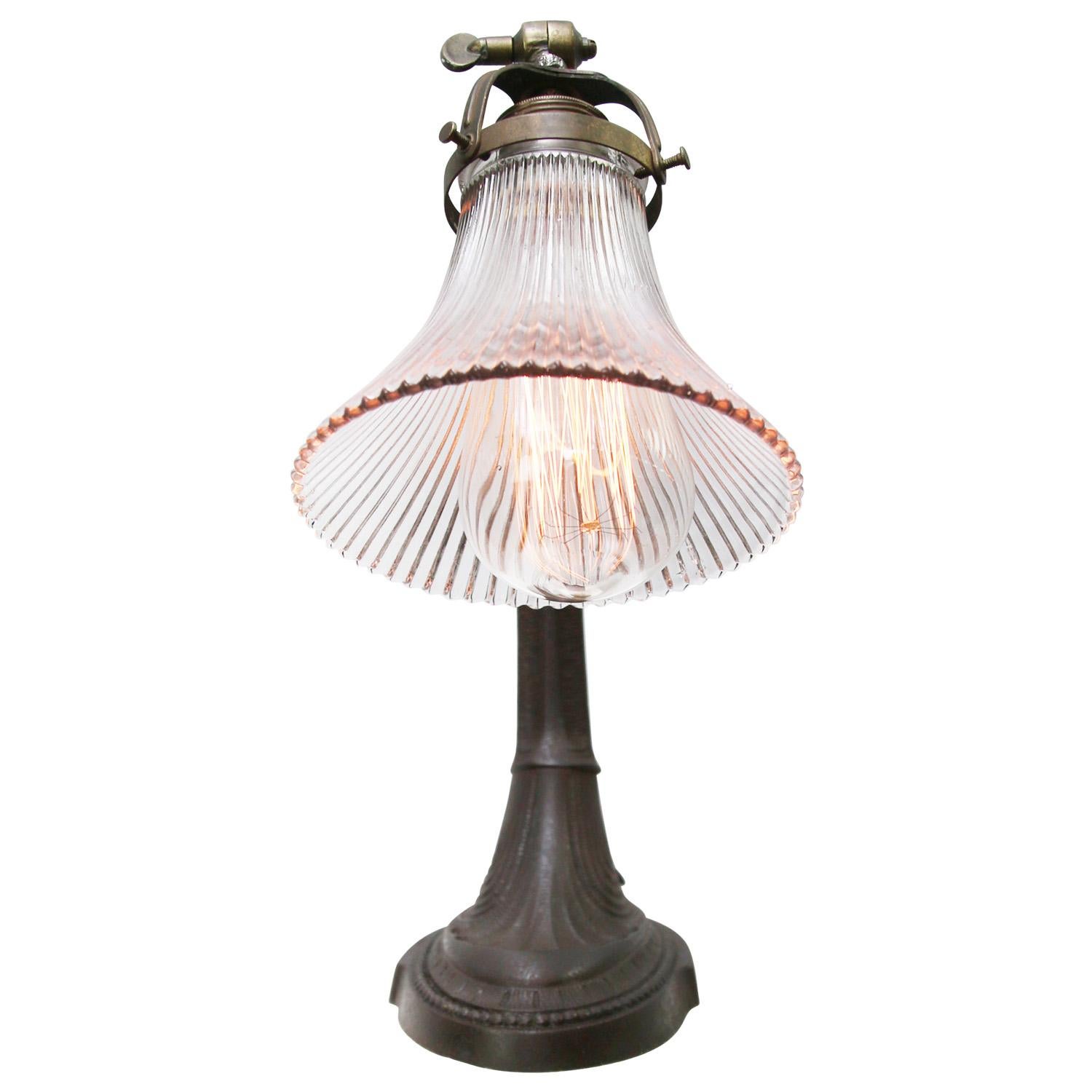 Vintage French 1920s Art Deco Cast Iron Glass Table Desk Light In Good Condition In Amsterdam, NL