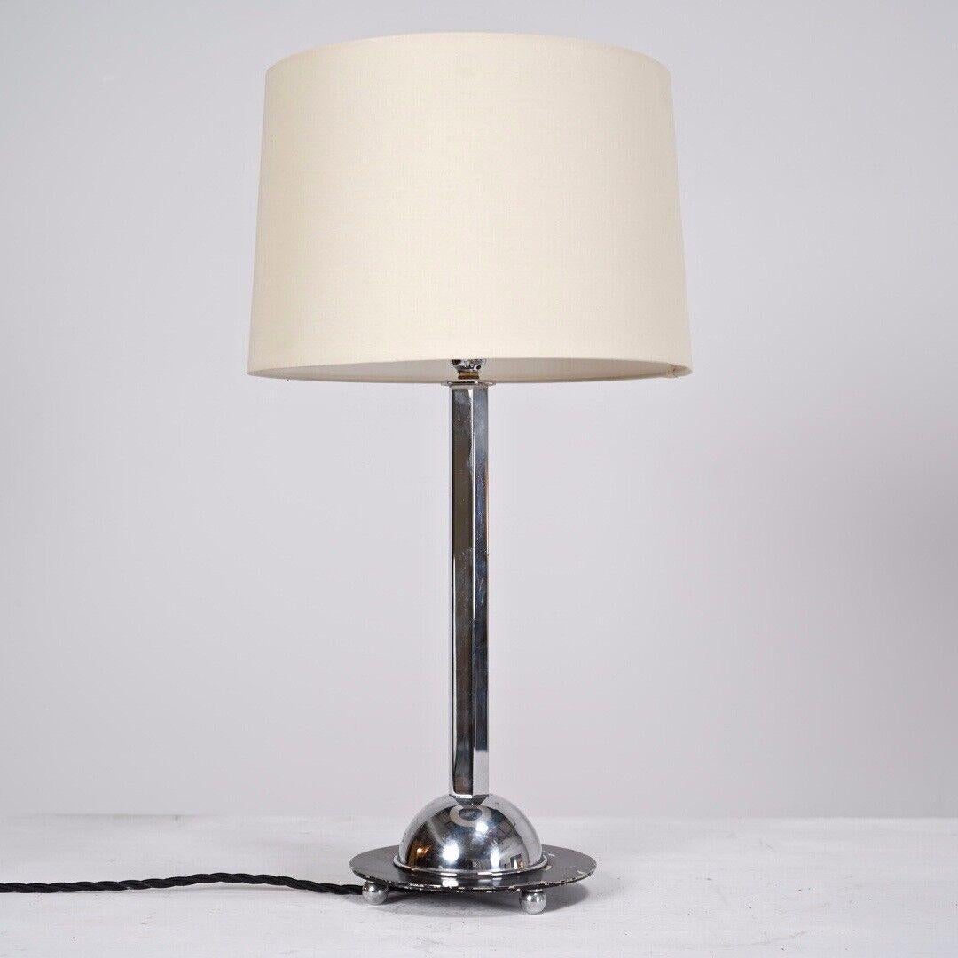 Magnífica lámpara de sobremesa de columna estriada y chapa cromada. 
Francés, hacia 1930.
Un par de rozaduras en la base negra. 
Recableado y pruebas PAT. 
Pantalla no incluida. 

Dimensiones
 
H 42 cm (hasta la parte superior de la luminaria),  D