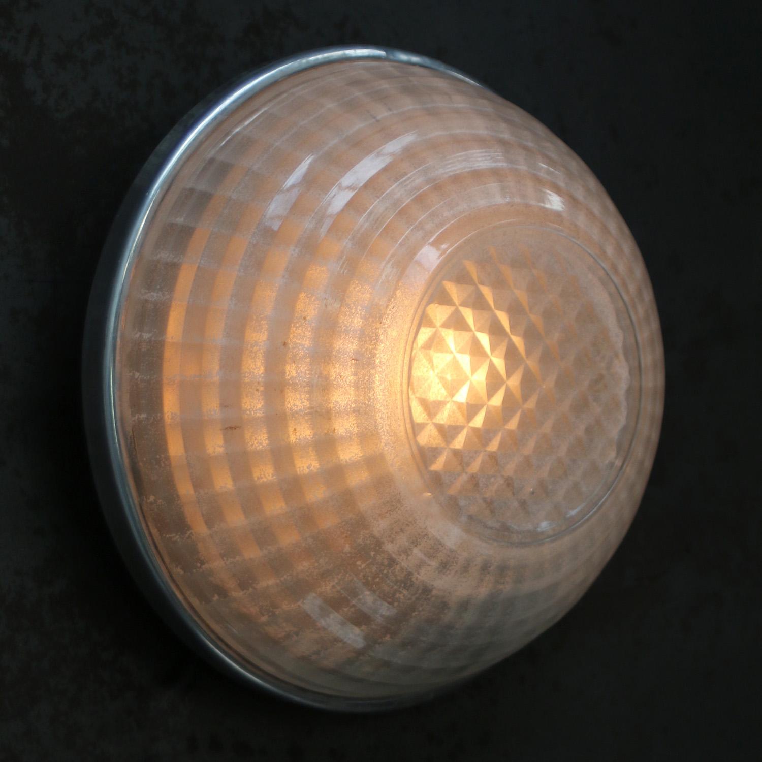 Lampada da incasso francese / scone di Holophane del 1950 ca.
Schienale in alluminio con vetro smerigliato bianco a righe.

Peso: 0,70 kg / 1,5 lb

Portalampada E14. Prezzo per singolo articolo. Tutte le lampade sono state rese idonee dagli standard