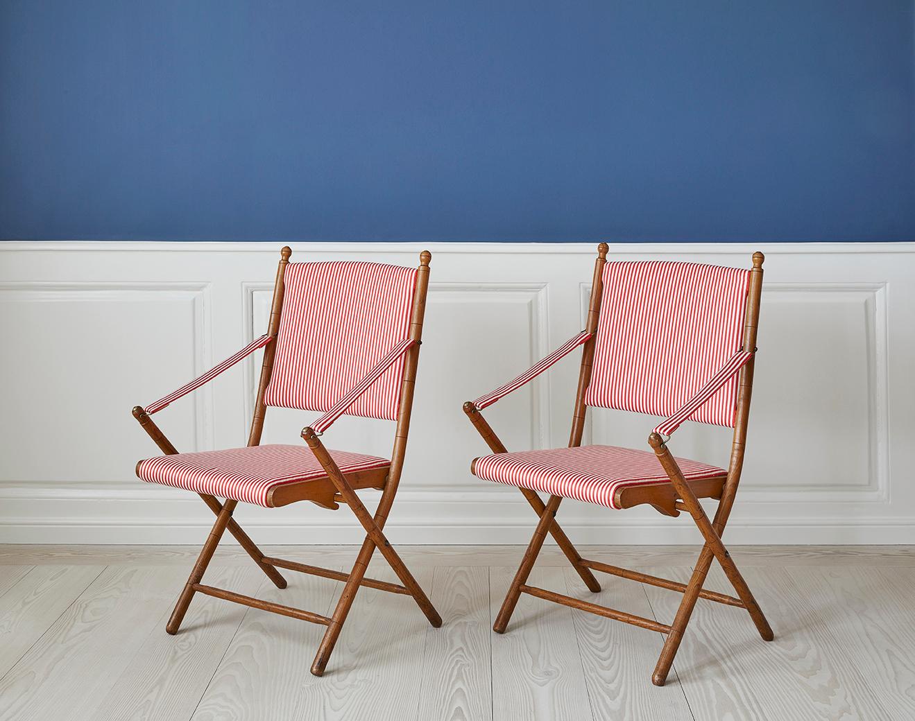 France, 1950s

A pair of foldable armchairs in faux bamboo with striped textile. Sold individually as well.

The price indicated is per chair.

Measures: H 88 x W 55 x D 56 cm.