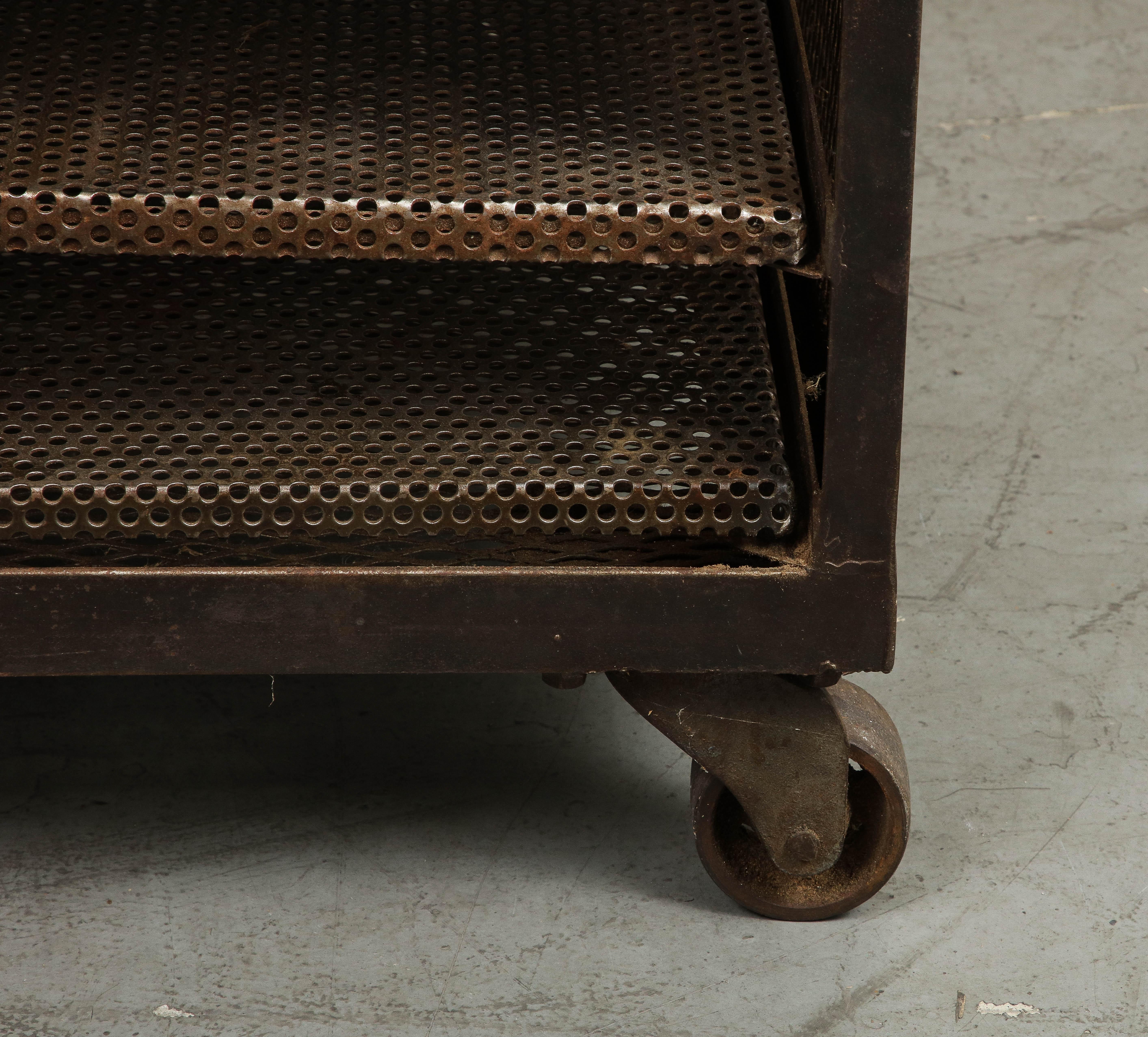 Porte-bouteilles ou étagère de Baker's en acier français du 20ème siècle vintage sur roues en vente 6