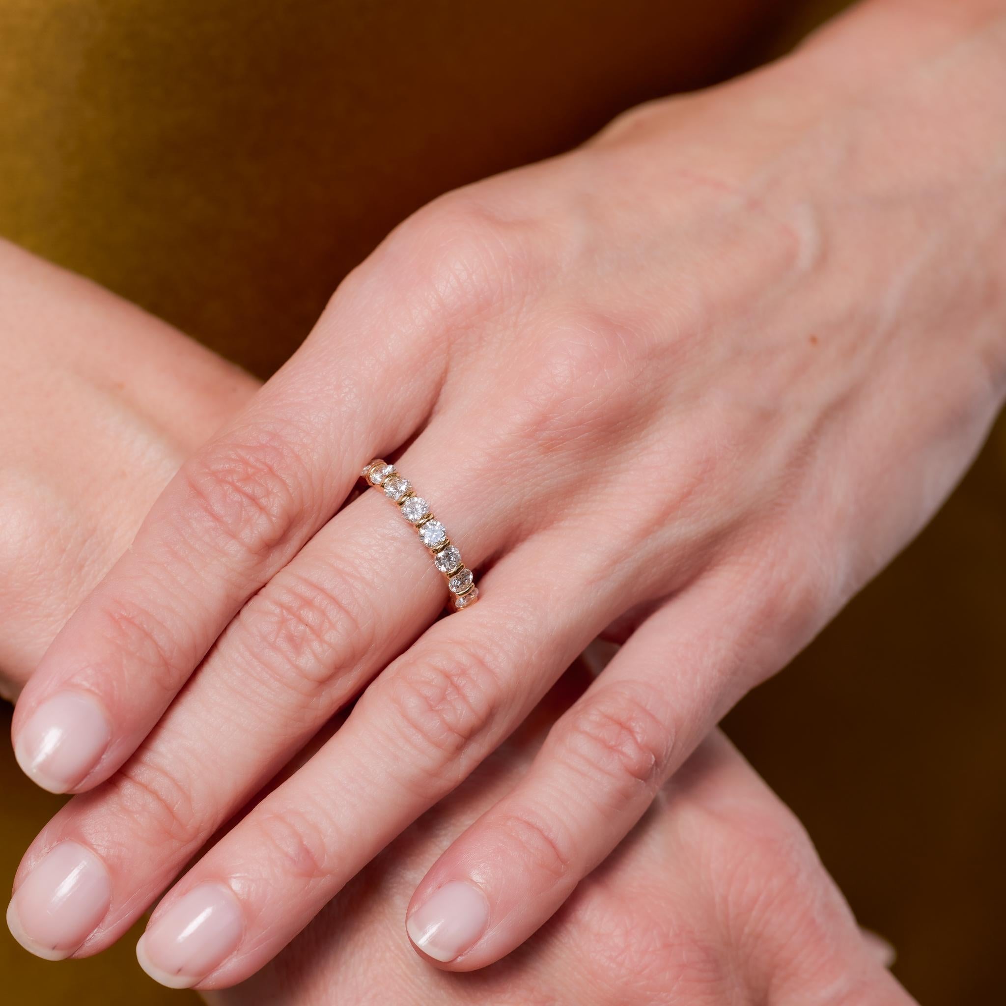 Realizzata negli anni 2000, questa fede francese vintage presenta 18 diamanti rotondi taglio brillante per un totale di circa 2,40 carati, di colore F-G e purezza VS. I diamanti sono incastonati nel caldo oro giallo 18 carati, creando un look