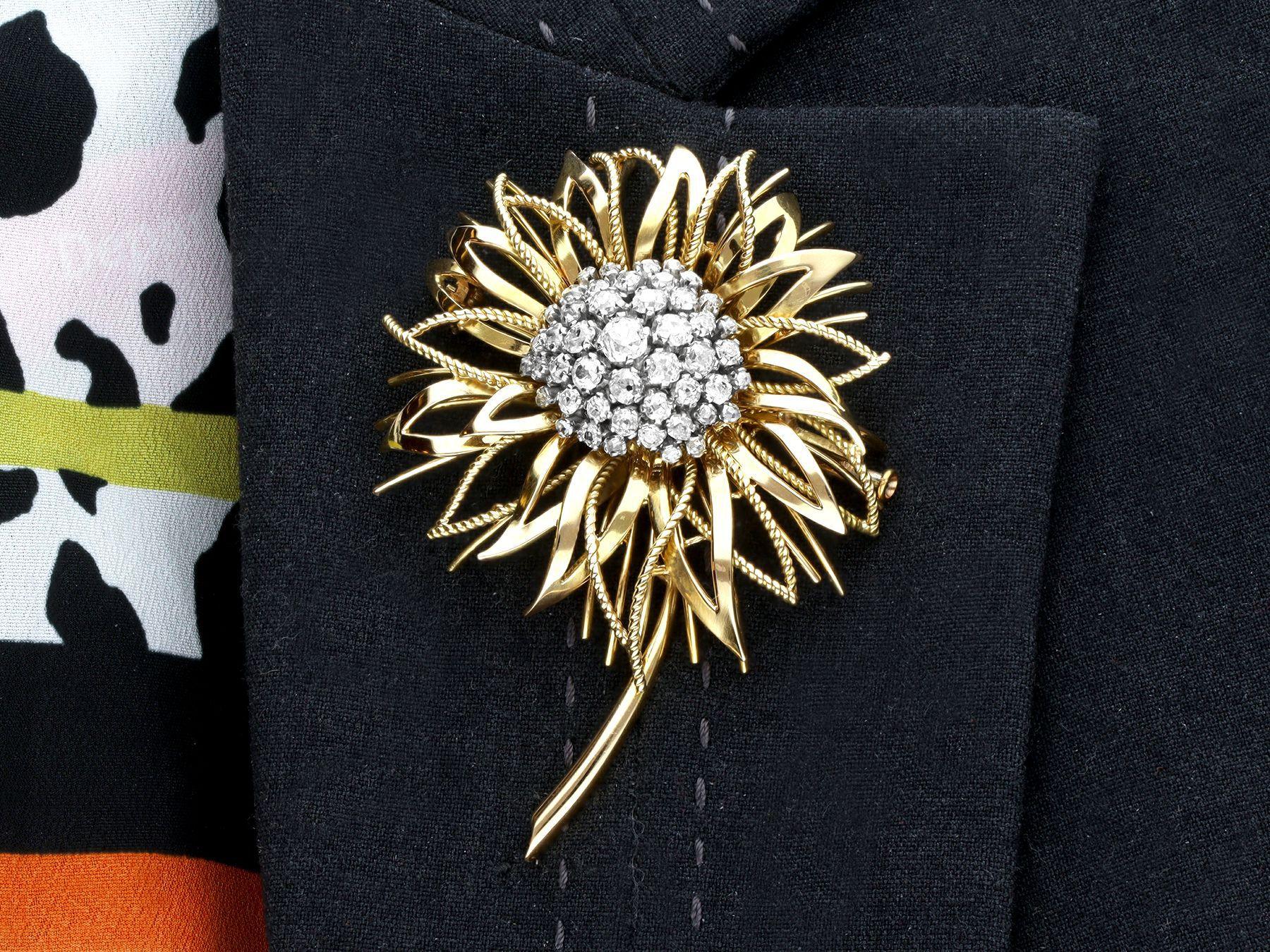 Vintage French 2.89 Carat Diamond and Yellow Gold Flower Brooch, circa 1950 For Sale 5