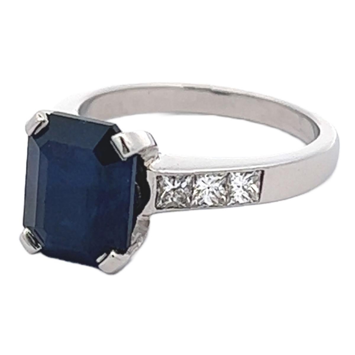 Women's or Men's Vintage French 4.32 Carats Dark Blue Sapphire Platinum Ring For Sale