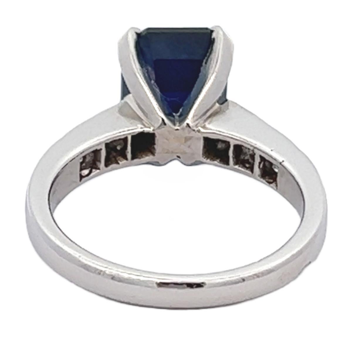 Vintage French 4.32 Carats Dark Blue Sapphire Platinum Ring For Sale 1