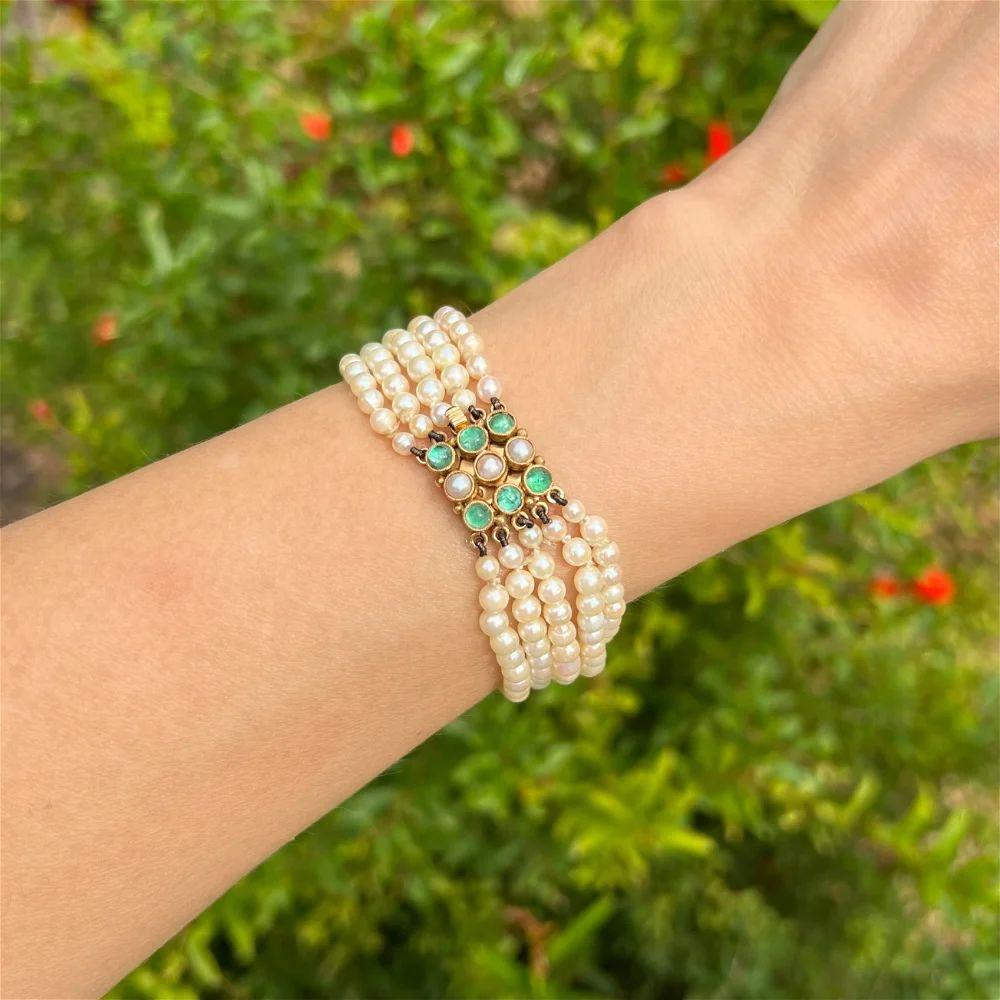 Moderne Bracelet français vintage à 5 brins de perles avec fermoir en or, émeraudes et perles en vente