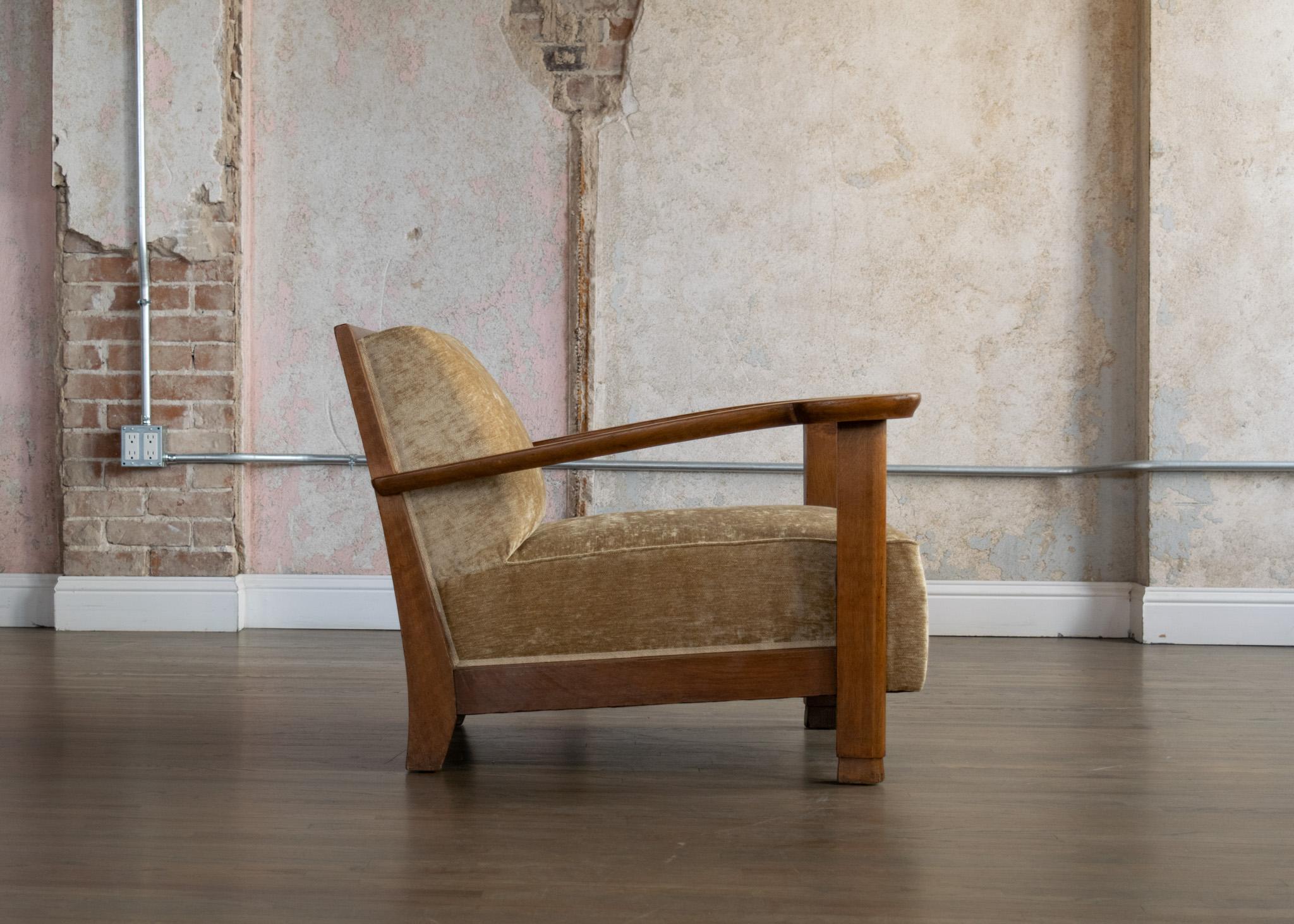 Vintage French Occasional - Chaise longue nouvellement tapissée d'un mélange de mohair et de coton. La chaise est en très bon état. Bien qu'il soit plus petit, c'est un fauteuil confortable. Le bois est en très bon état. Une forme fantaisiste et