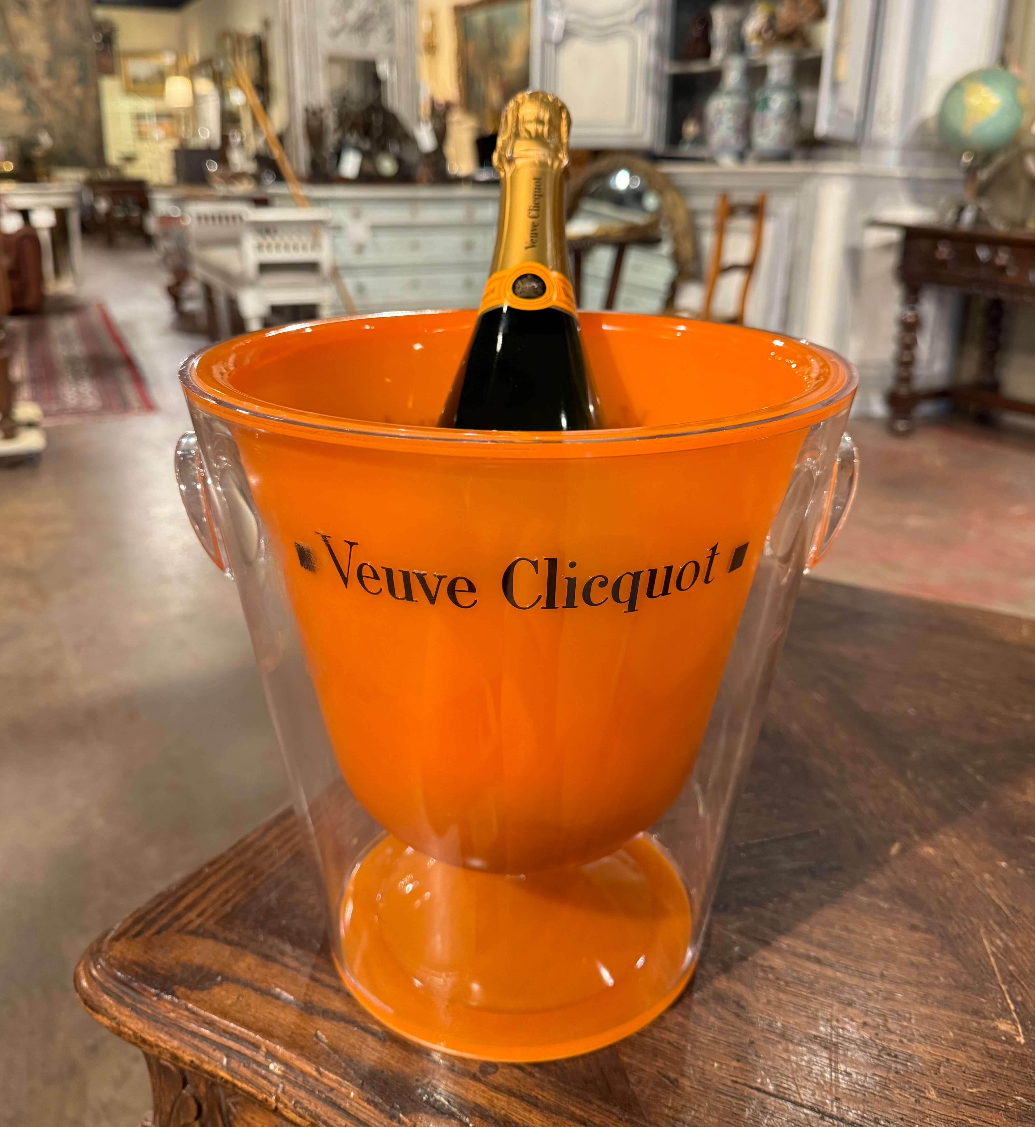 Französischer Vintage-Champagnerkühler aus Acryl „Veuve Clicquot“ mit zwei Flöten (Handgefertigt) im Angebot