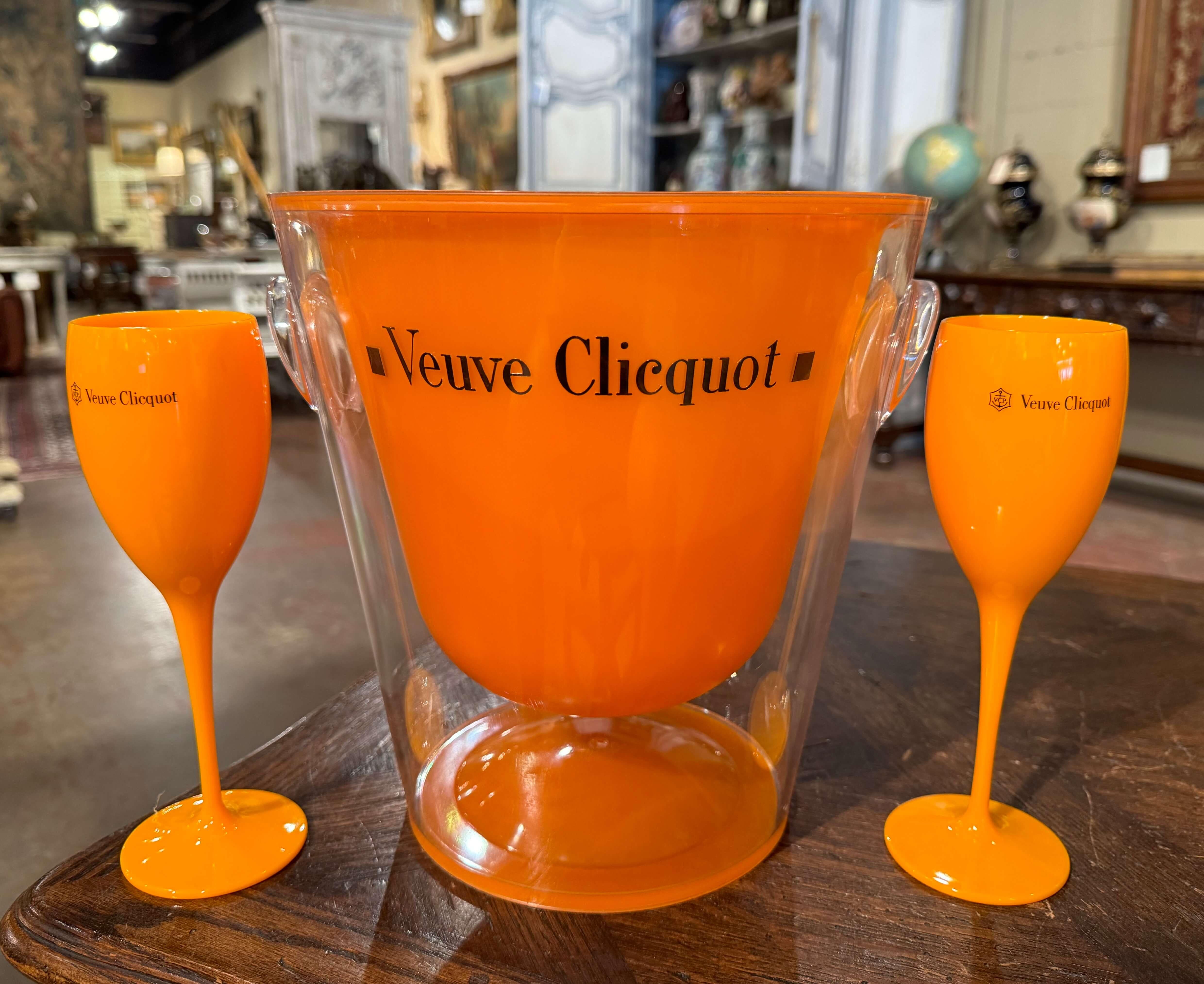 Französischer Vintage-Champagnerkühler aus Acryl „Veuve Clicquot“ mit zwei Flöten im Angebot 1