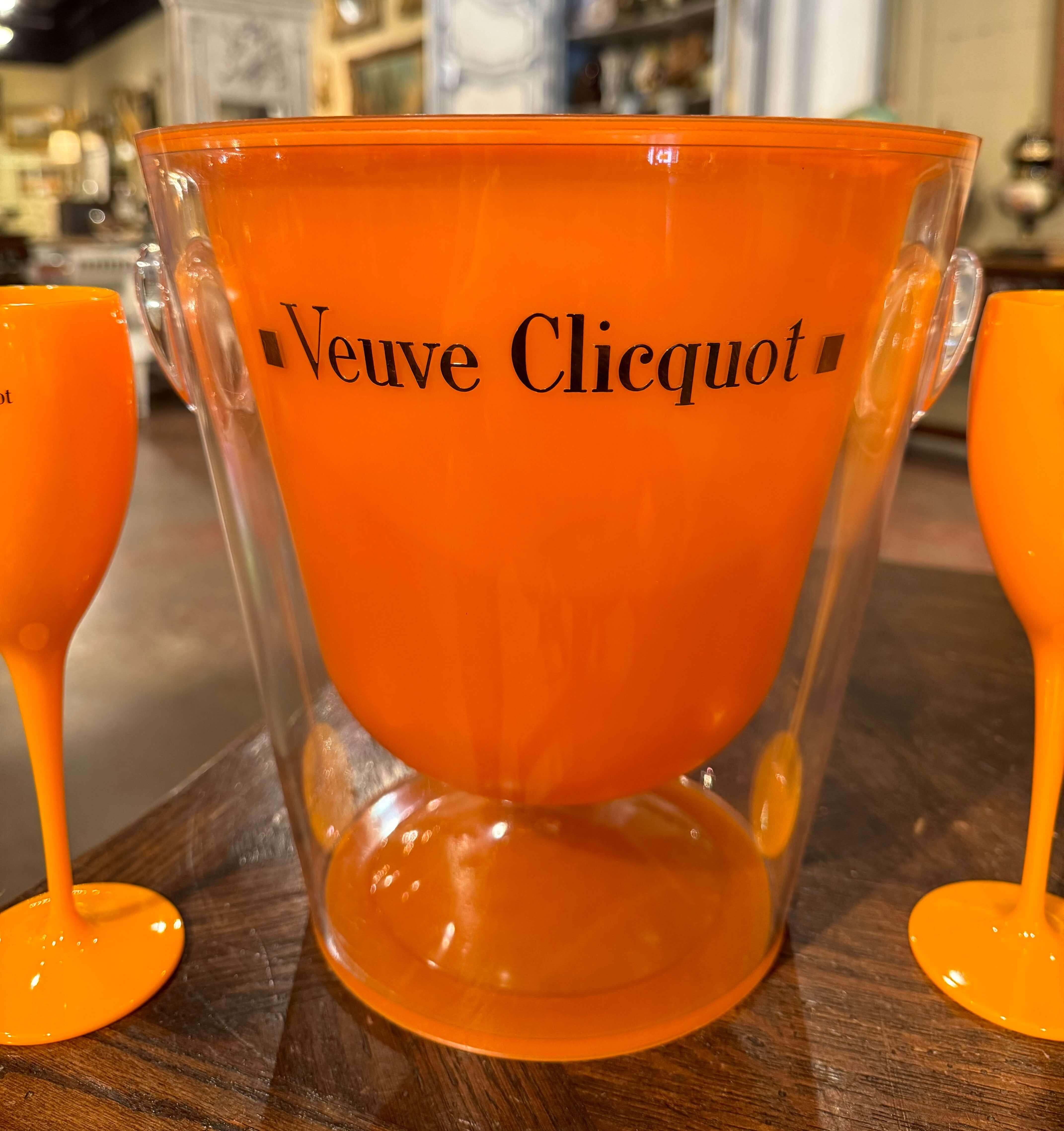 Französischer Vintage-Champagnerkühler aus Acryl „Veuve Clicquot“ mit zwei Flöten im Angebot 3