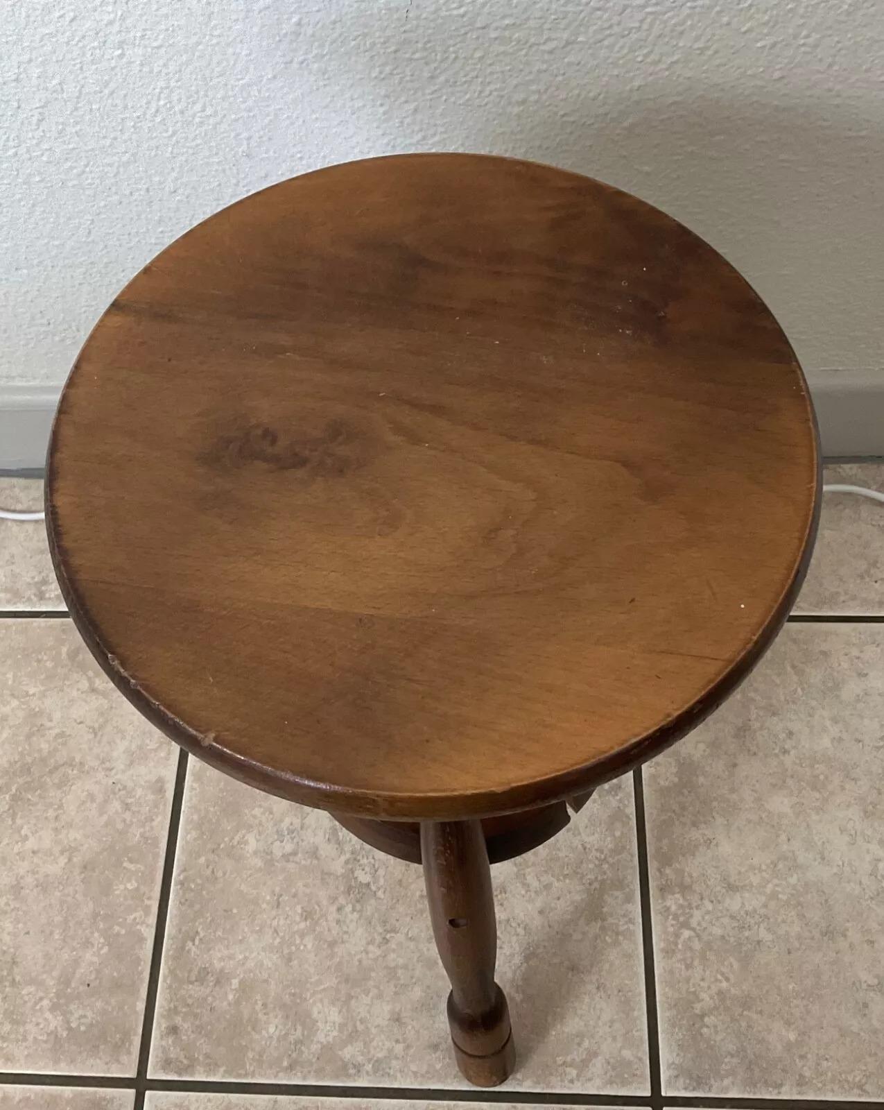 Taburete de madera ajustable francés vintage
Se trata de un taburete trípode ajustable vintage hecho a mano en Francia, que data de mediados del siglo XX, concretamente de la década de 1940. El taburete es una pieza de artesanía original y sin