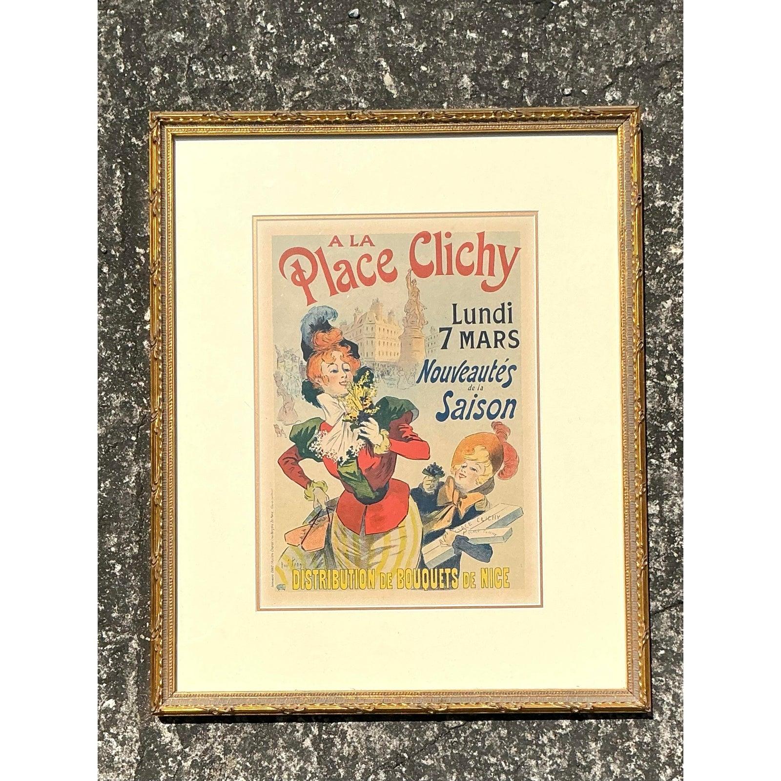 Fangen Sie den Charme und das Flair des Paris der Belle Époque ein mit diesem französischen Vintage-Werbedruck - A La Place Clichy. Dieses farbenfrohe Plakat im Lithografie-Stil wirbt für ein saisonales Modeereignis mit lebendiger Typografie und