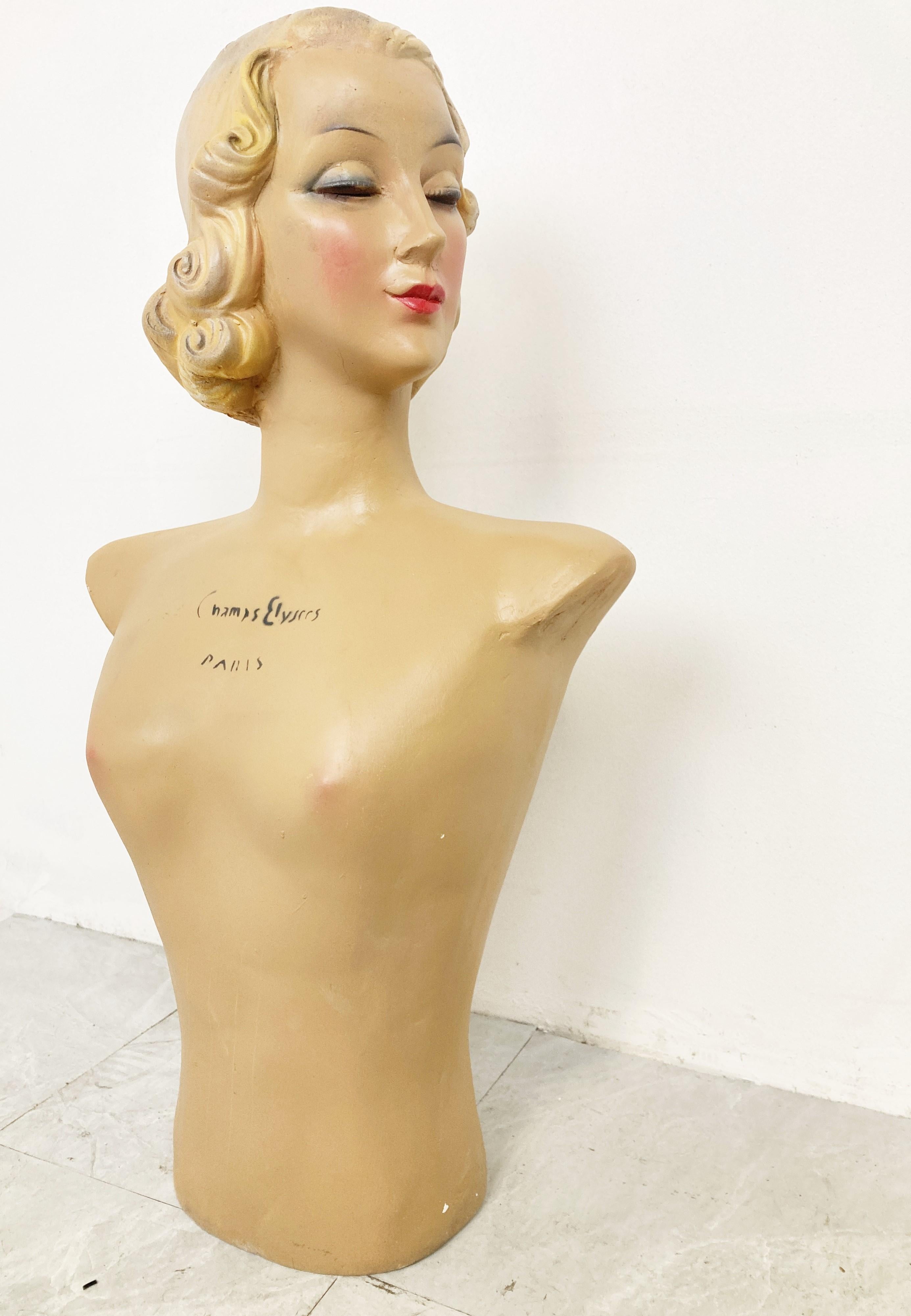 Buste/mannequin en plâtre qui servait de support publicitaire pour les nouvelles collections de lingerie. 

Il est en très bon état pour son âge. 

La coiffure de la dame est également de style 