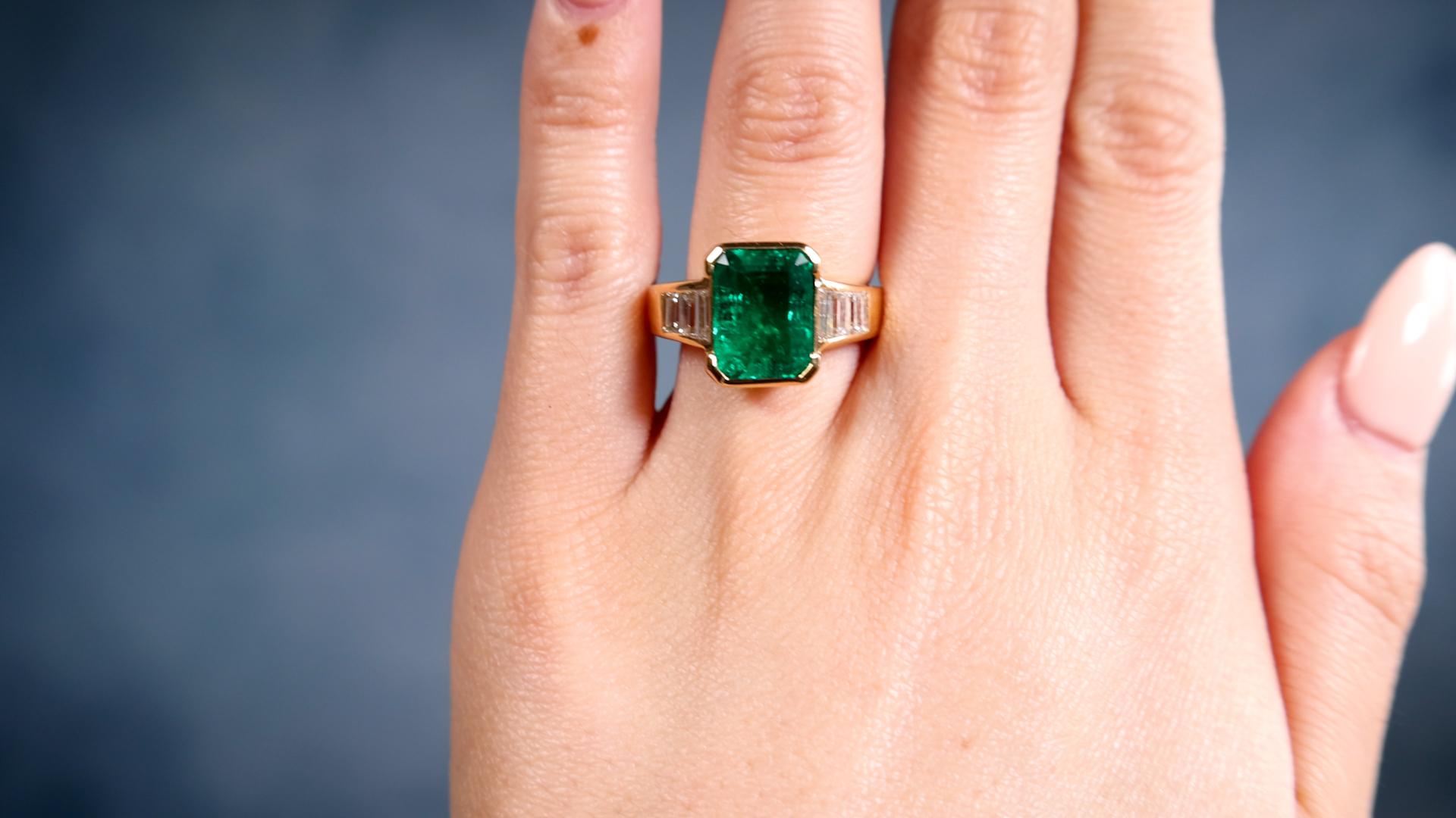 Baguette Cut Vintage French AGL Colombian Minor Oil Emerald 18k Yellow Gold Ring For Sale