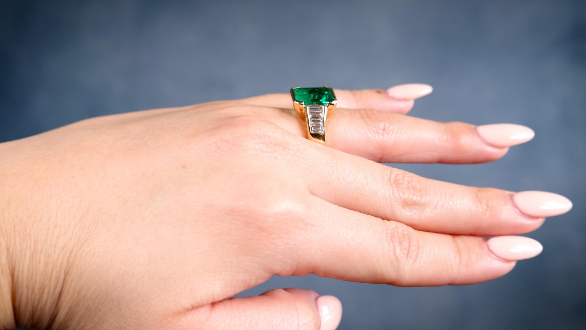Vintage French AGL Colombian Minor Oil Emerald 18k Yellow Gold Ring In Good Condition For Sale In Beverly Hills, CA