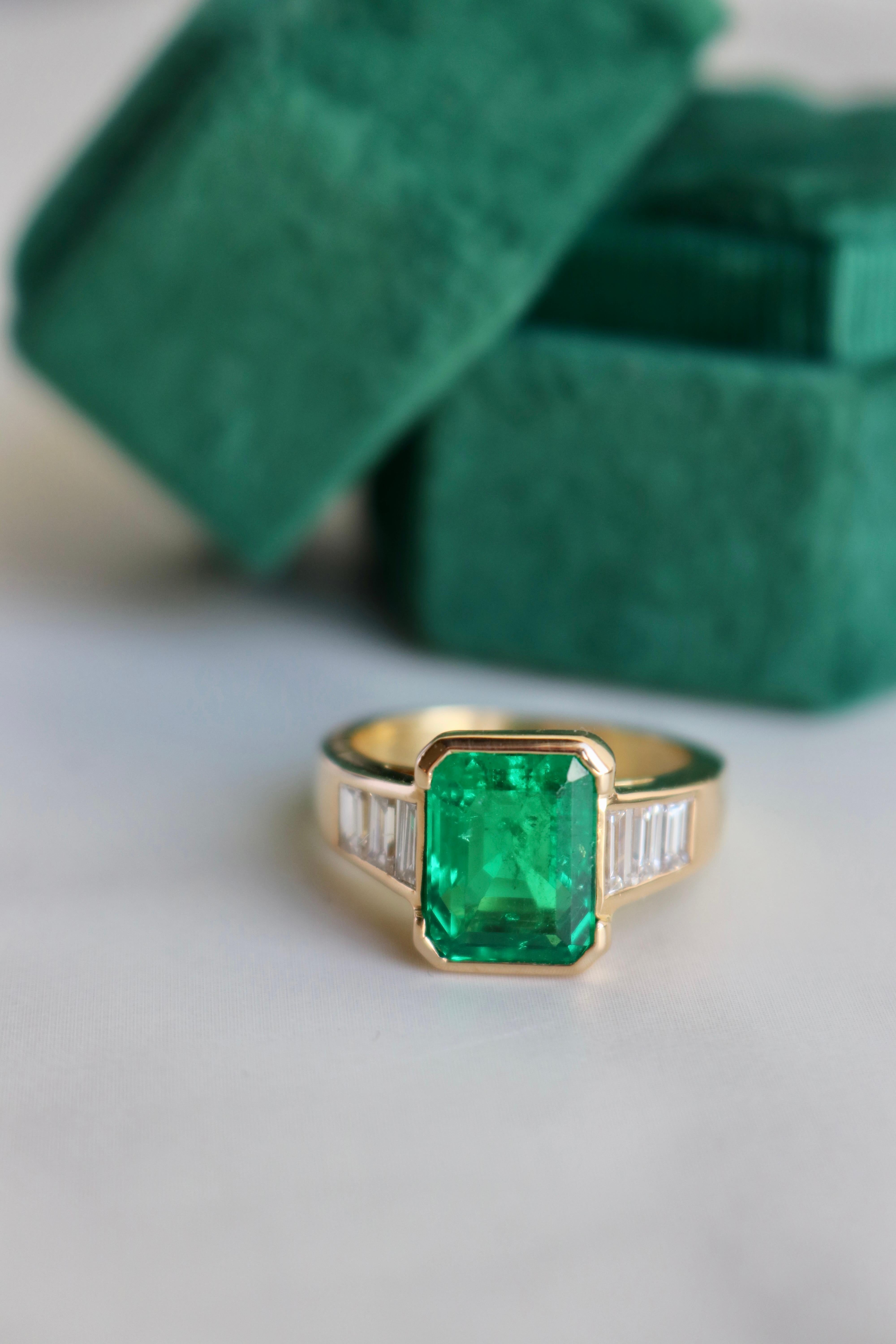 Vintage French AGL Colombian Minor Oil Emerald 18k Yellow Gold Ring For Sale 1