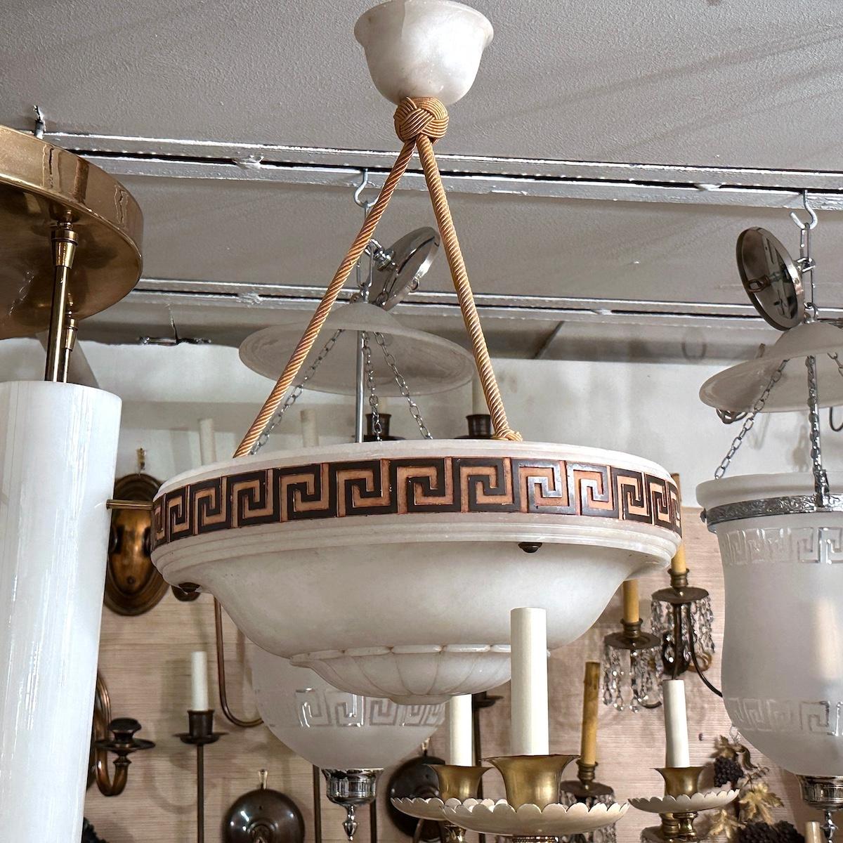 Un lampadario francese in alabastro intagliato del 1920 circa con 3 luci.

Misure:
Caduta: 22