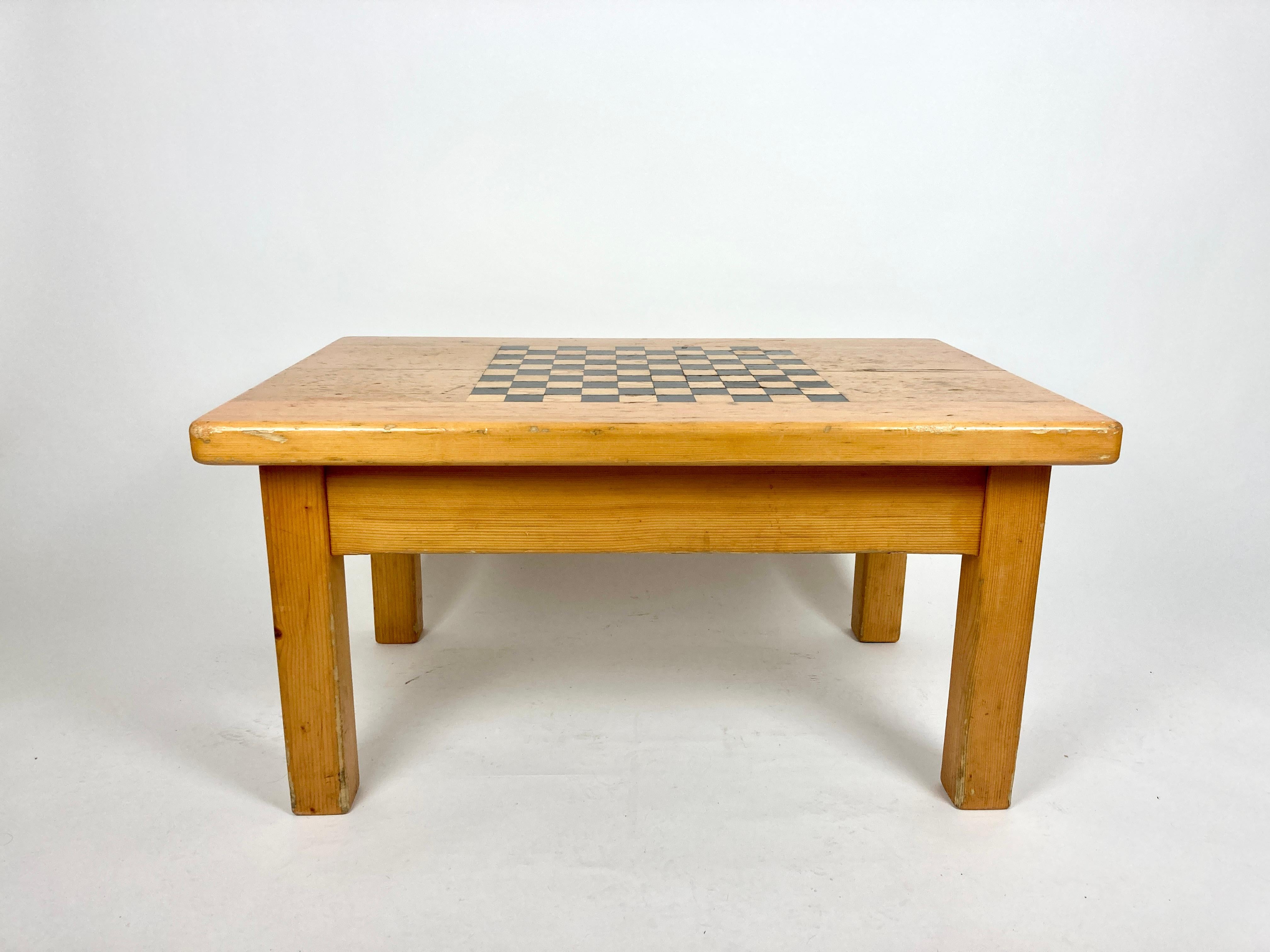 Vintage French alpine chalet coffee table with inlaid chequer board sourced from a chalet clearance in Meribel, France. 

Made of chunky pine, with inlaid chequer / chess board design. 

The table most likely dates from the late 20th