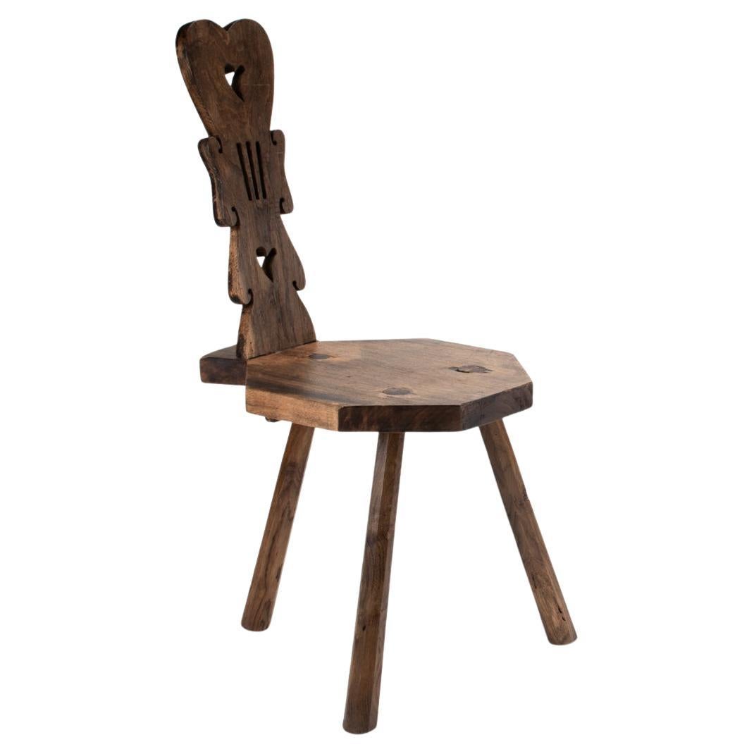Vintage Französisch Alpine Folk Stuhl mit Herz-Rücken in Massivholz Ca 1950s (Mitte des 20. Jahrhunderts) im Angebot