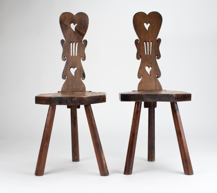 Vintage Französisch Alpine Folk Stuhl mit Herz-Rücken in Massivholz Ca 1950s (Holz) im Angebot