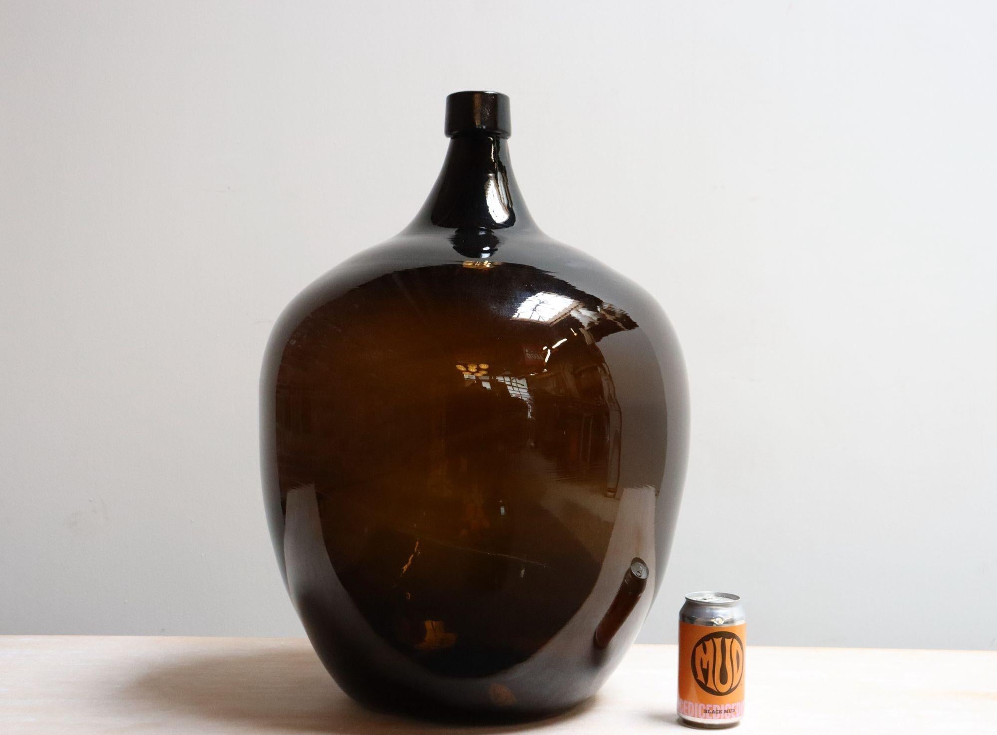 Francese Damigiana di vetro ambrato francese d'epoca / Bonbonne Ambrée Brune in vendita