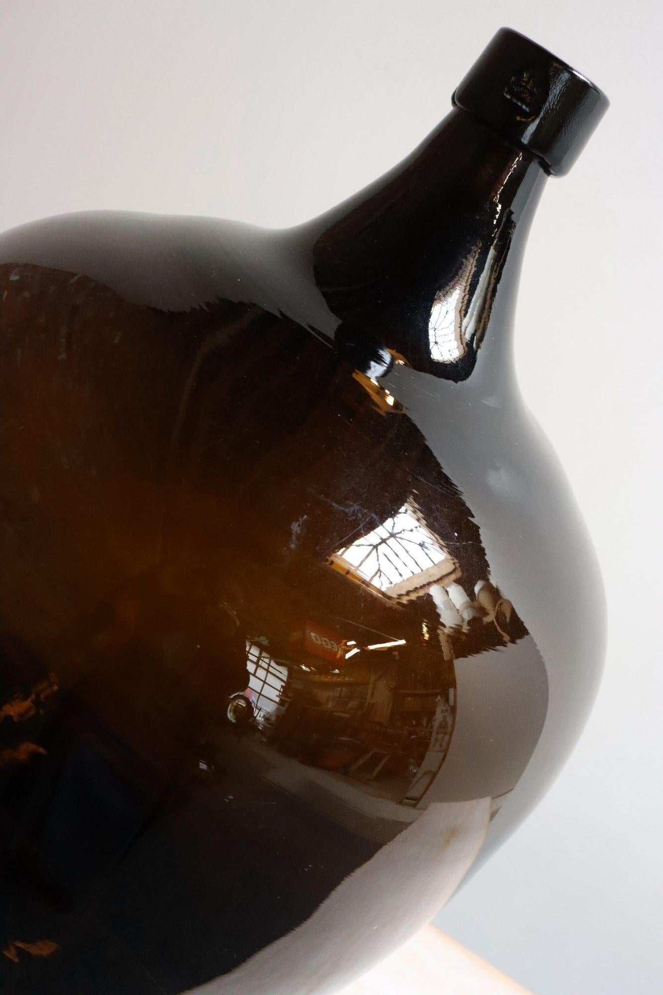 XX secolo Damigiana di vetro ambrato francese d'epoca / Bonbonne Ambrée Brune in vendita