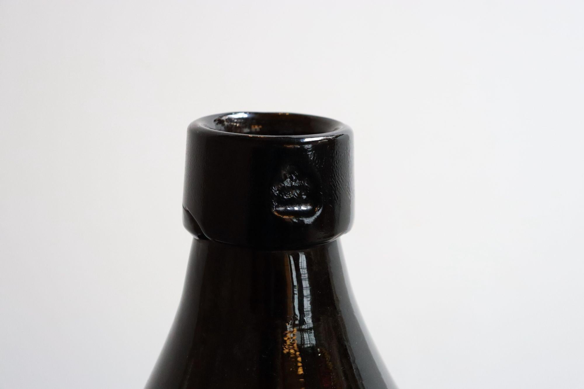 Vetro soffiato Damigiana di vetro ambrato francese d'epoca / Bonbonne Ambrée Brune in vendita