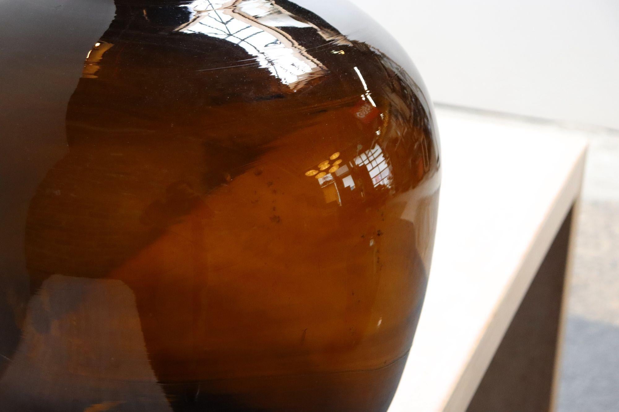 Damigiana di vetro ambrato francese d'epoca / Bonbonne Ambrée Brune in vendita 2